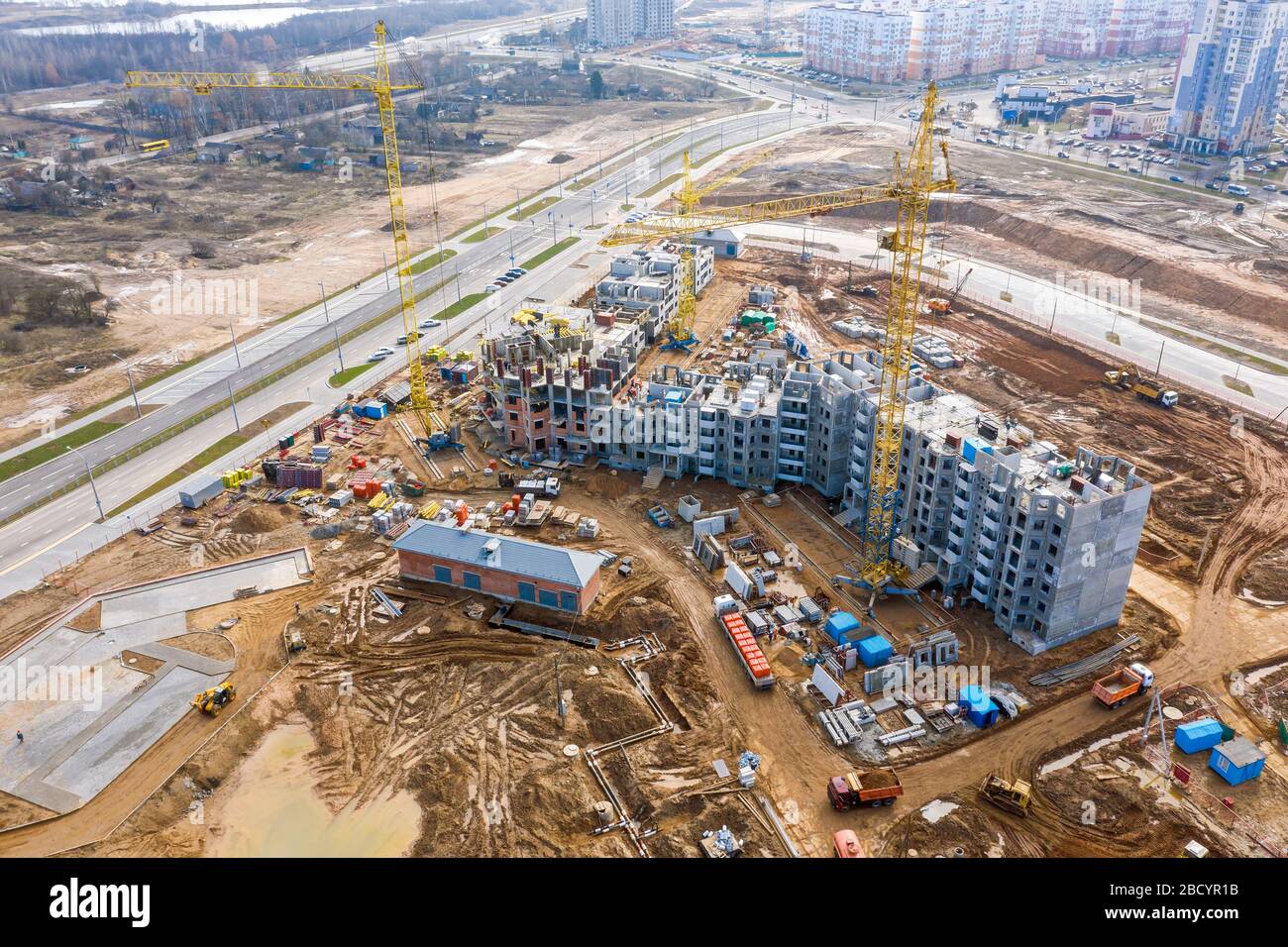 sviluppo di una nuova zona residenziale cittadina. vista aerea del cantiere di nuovi e moderni edifici di appartamenti Foto Stock