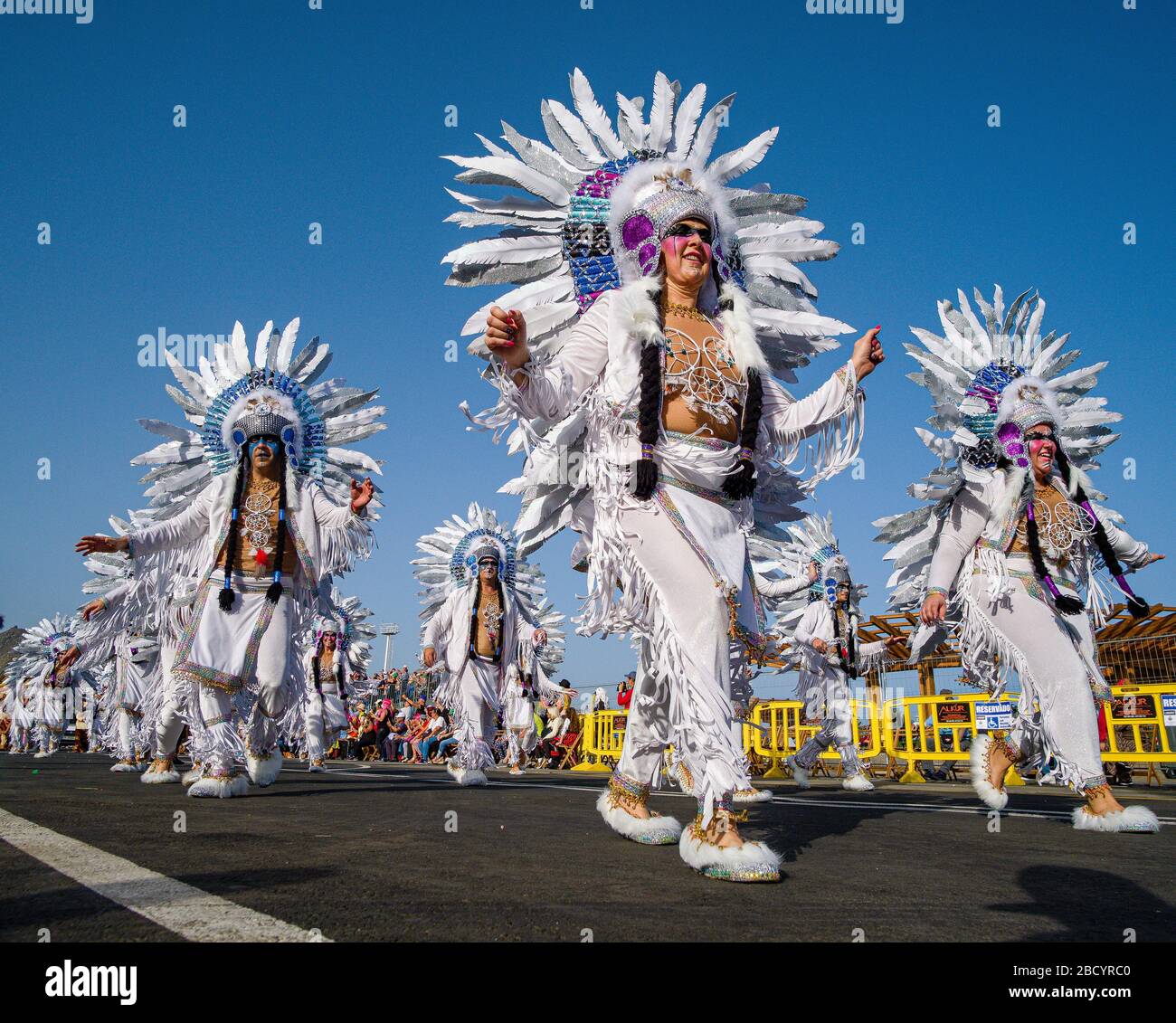 Ballerini splendidamente vestiti, che presentano i loro costumi durante la Grande Parata del Carnevale Foto Stock
