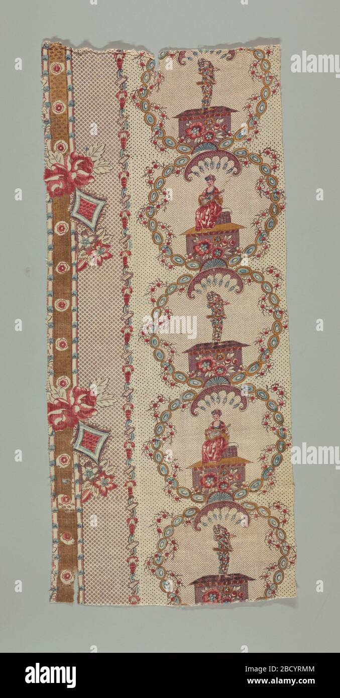 Frammento. Ricerca in ProgressStripe di un motivo floreale in ripetizione diritta a sinistra. A destra un'alternanza di due figure; una donna che gioca su uno strumento a corde e un harlequin. Entrambi sembrano essere su un palco. Nero, due rossi, lavanda, blu e giallo ocra. Frammento Foto Stock