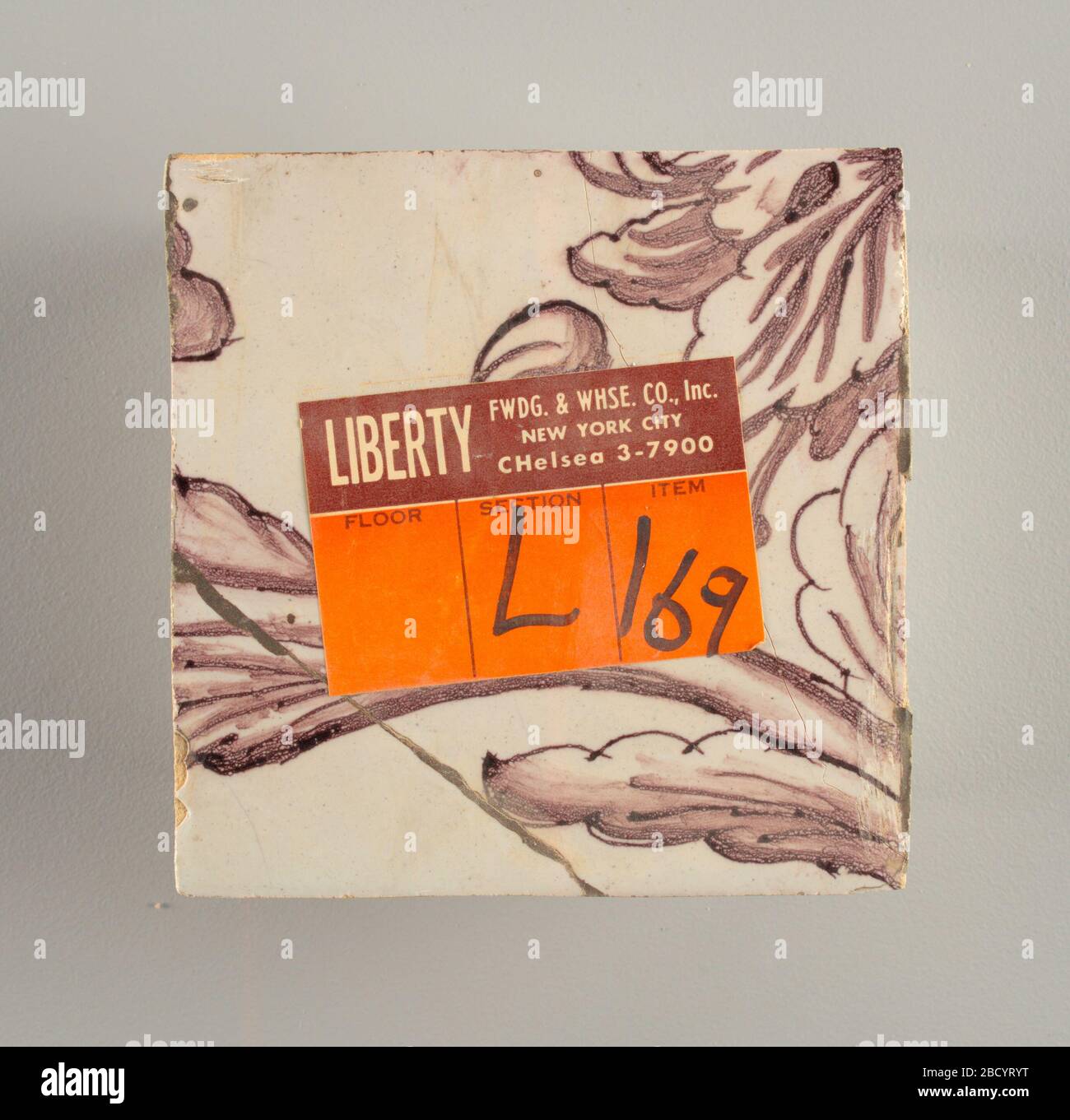 Parete di fronte. Ricerca nel rettangolo ProgressHorizontal. Trentasette piastrelle larghe e ventuno alte con apertura per porta o finestra diciannove e mezzo piastrelle alte e dodici larghe. A sinistra e a destra dell'apertura, sopra il tettuccio centrato. Sinistra, donna che rappresenta la speranza, destra, un urna scolpita. Parete di fronte Foto Stock