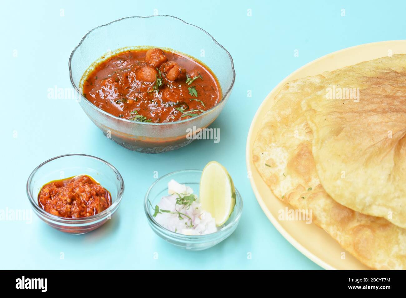 Piatto indiano piccante Chick Peas curry noto anche come Chole Bhatura e Chana Masala, tradizionale pranzo indiano del nord servito con puri fritti o pane piatto Foto Stock