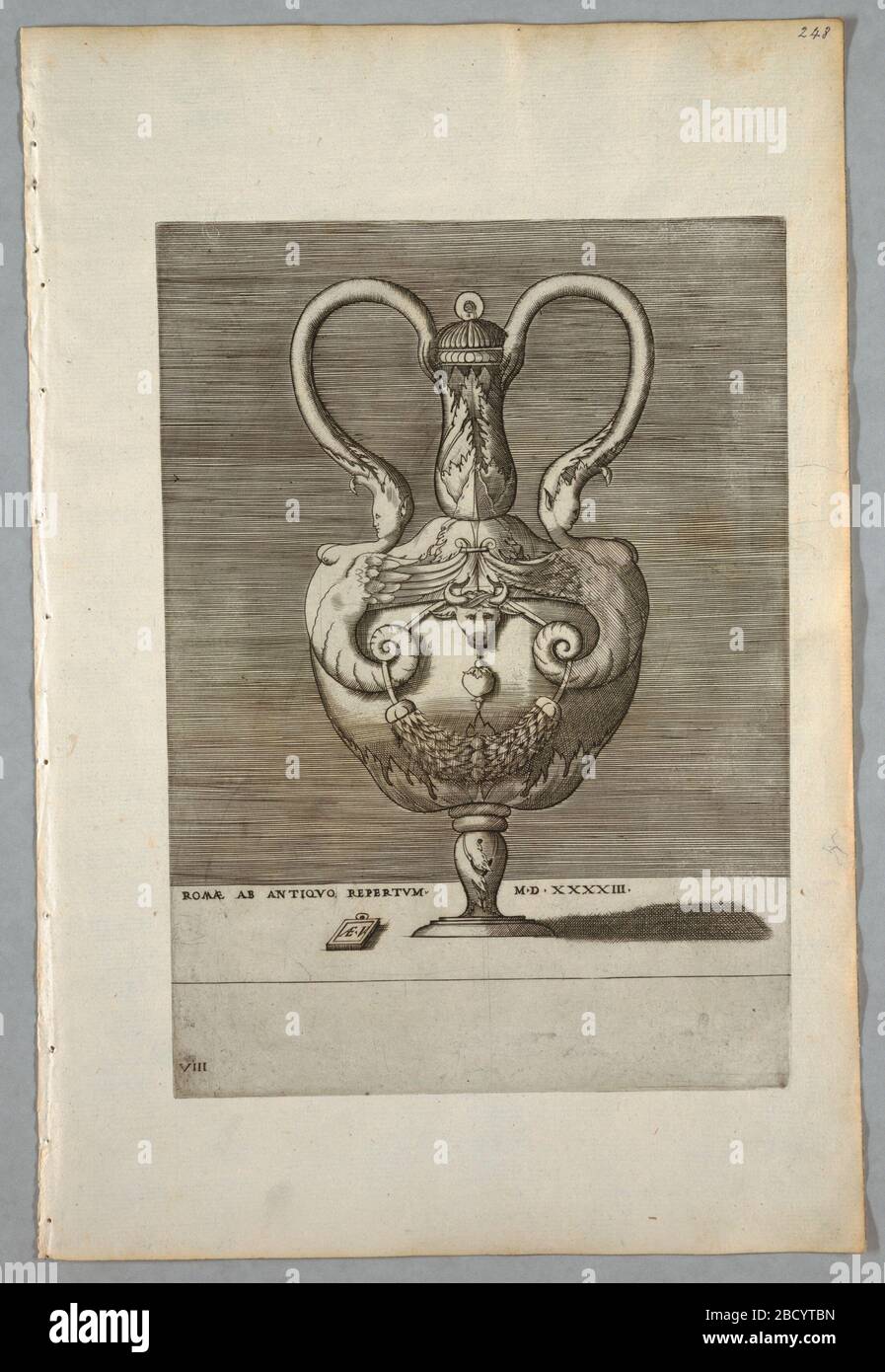 Piastra vaso 8 della serie A. Ricerca nel rettangolo ProgressVertical. Un urna con due maniglie che emettono dalle teste delle semisalde. Il corpo è decorato con una testa di bue sopra una ghirlanda. Inscritto qui sotto: 'ROMAE AB ANTIQVO REPERTVM MD XXXXIII' e 'A.E.V.' su una compressa. Piastra vaso 8 della serie A. Foto Stock