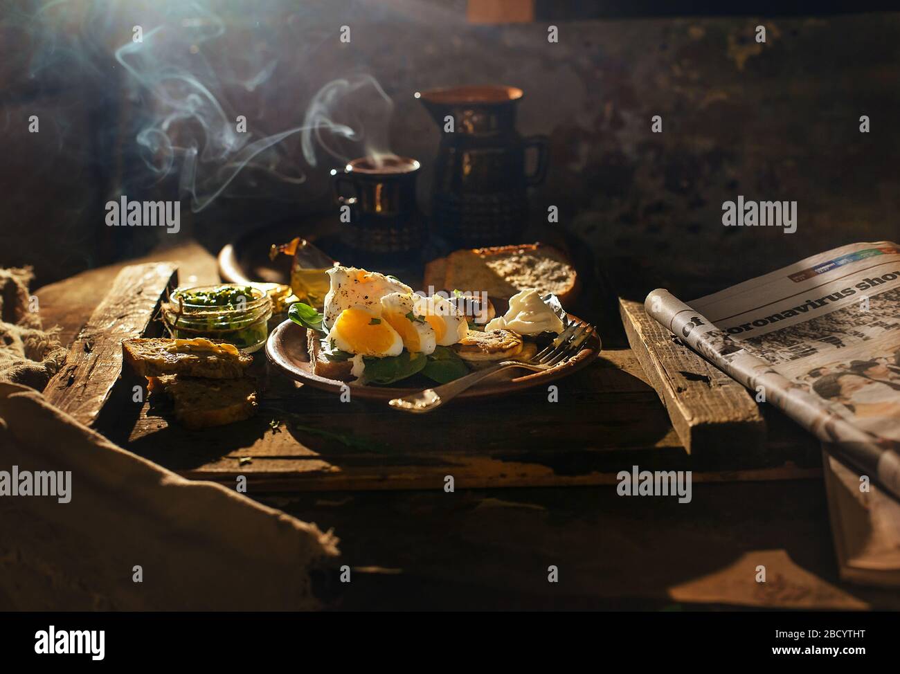 Colazione appetitosa uova sode, toast, formaggio e funghi in un piatto di argilla su un fondo di legno. Uovo medio cotto. Foto Stock