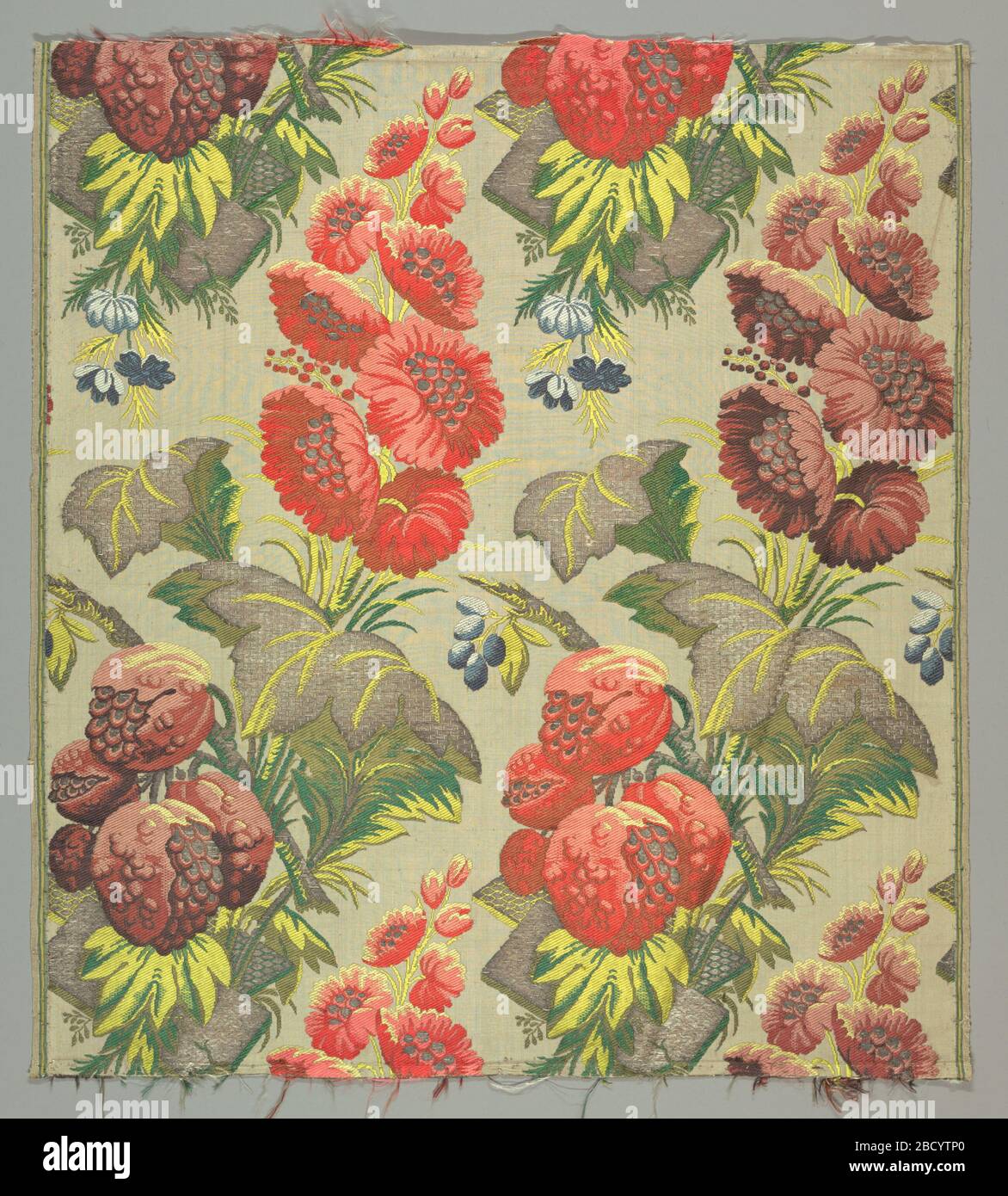 Tessile. Broccato di seta policromo con metallizzazione argento. Grandi fiori rossi e violetti con foglie argentee che crescono da tumuli rocciosi. Tessile Foto Stock