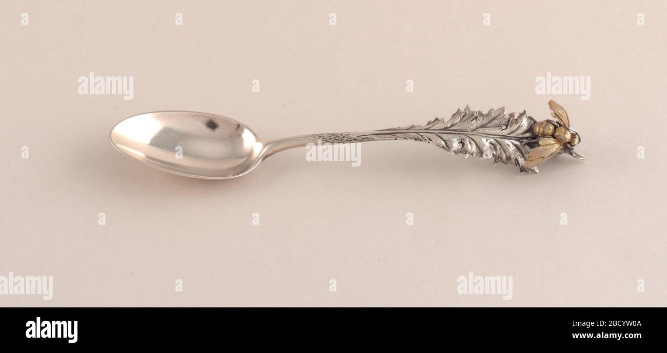 Cucchiaino di demitasse. Ricerca in ProgressHandle sotto forma di ape dorata alla fine di una foglia. Cucchiaino di demitasse Foto Stock