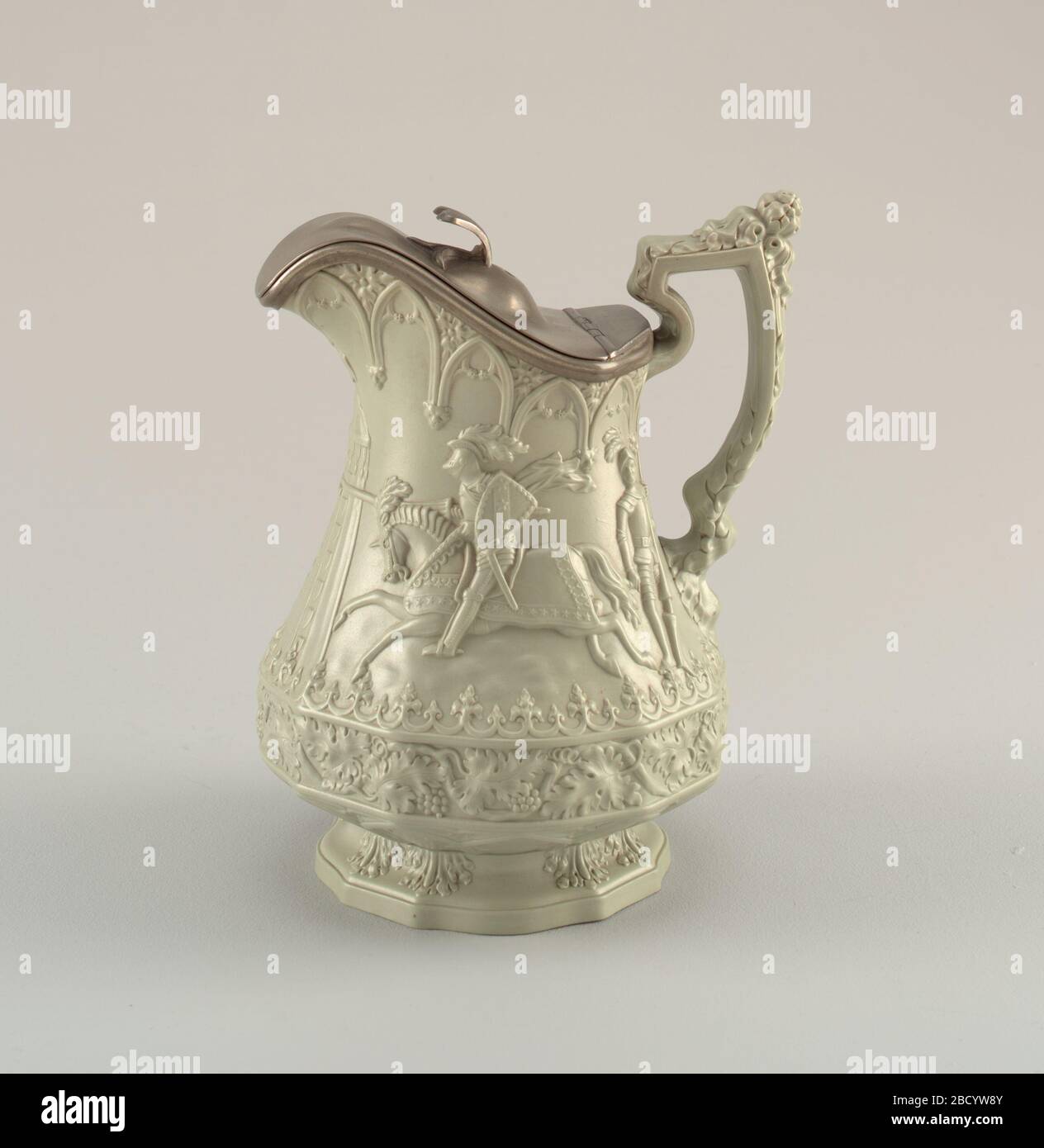 Eglinton. Ricerca in Progressa caraffa verde altamente decorativa con dettagli su corpo, beccuccio e manico. Il centro raffigura un cavaliere a cavallo in una scena all'aperto. Questa caraffa include una copertura peltro. Eglinton Foto Stock