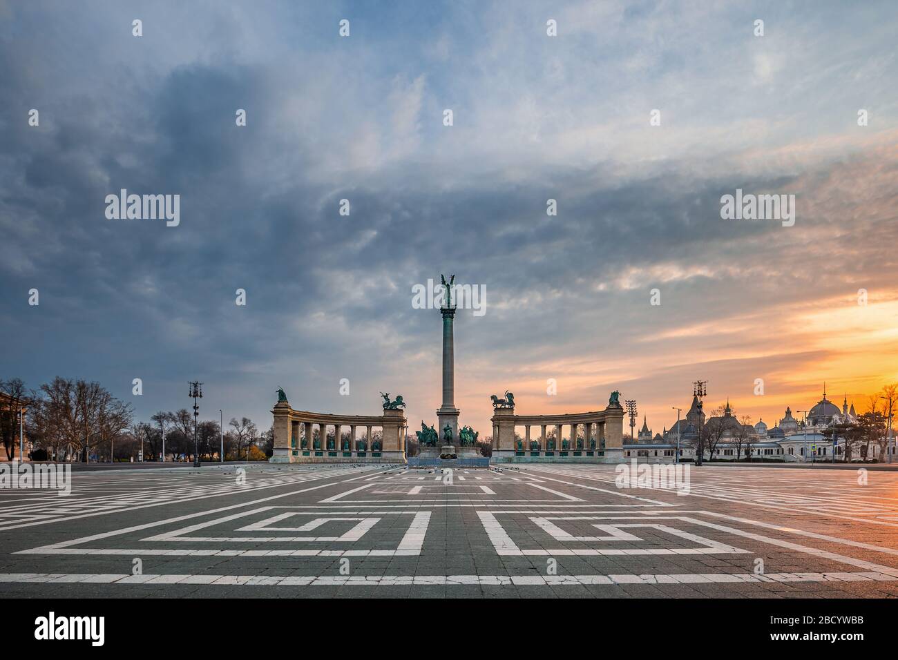 Budapest, Ungheria - Nessuna gente e nessun turista sulla piazza degli Eroi completamente vuota in un giorno di mattina durante la quarantena di malattia di Coronavirus 2020 con un beau Foto Stock