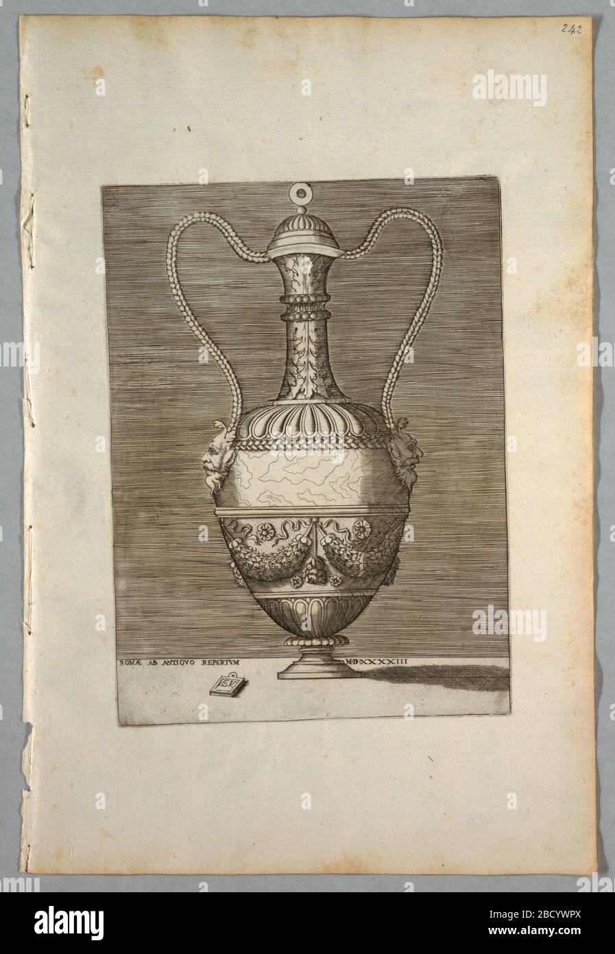 Piastra vaso 2 della serie A. Ricerca nel rettangolo ProgressVertical. Urna coperta con due manici composti da capelli da mascaroni. Ghirlande e gonfie sul corpo. Inscritto qui sotto: 'ROMAE AB ANTIQVO REPERTVM MD XXXXIII' e 'A.E.V.' su una compressa. Piastra vaso 2 della serie A. Foto Stock