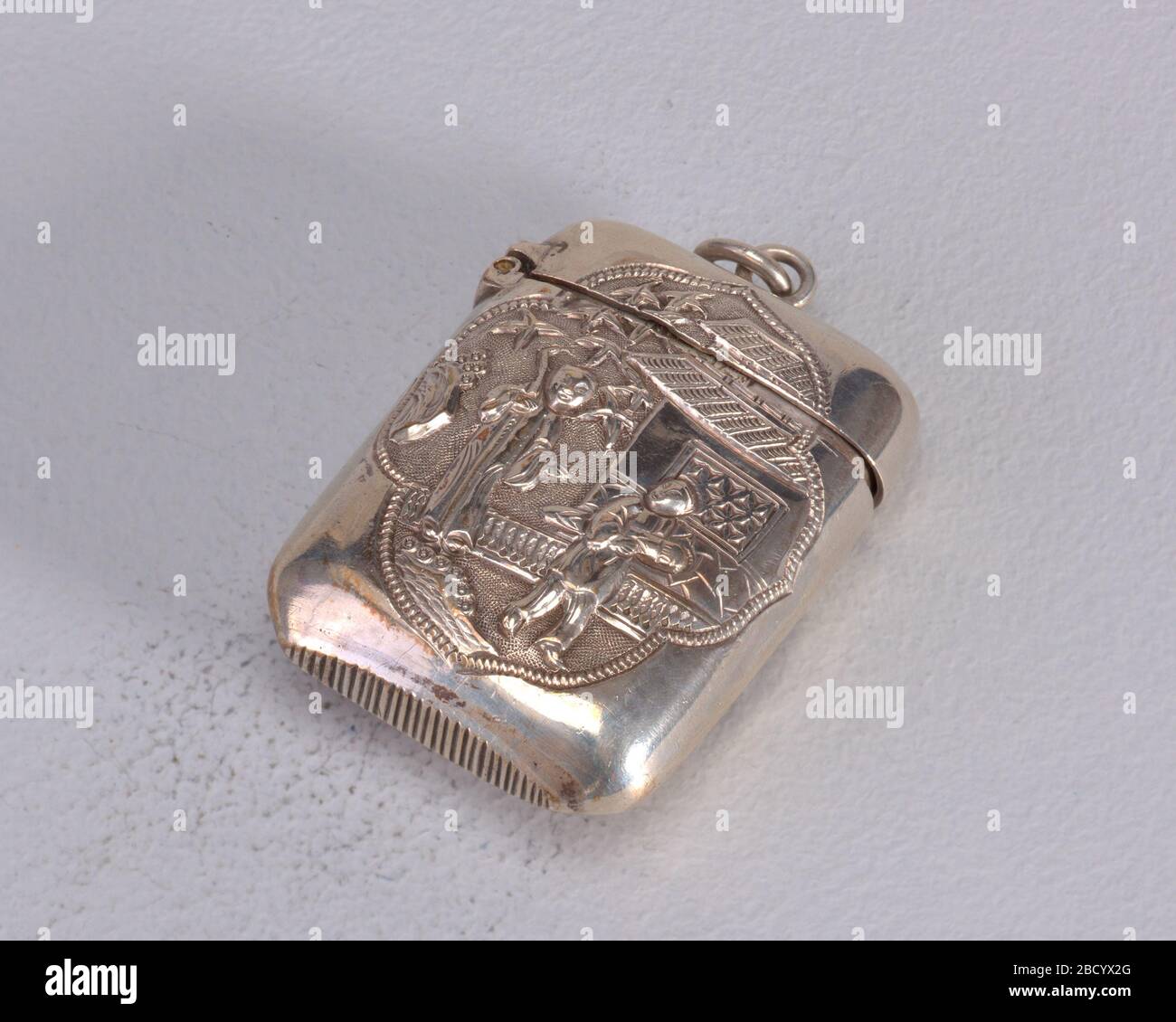 Cifre nella riserva LotusShaped. Ricerca in ProgressRectangular, lati arrotondati e angoli, con riserva a forma di loto con Asian adulto maschio e ragazzo in giardino, casa sullo sfondo, reverse presenta riserva a forma di loto con fiori di susina. Collegamento collegato al coperchio in alto, coperchio incernierato su un lato. Cifre nella riserva LotusShaped Foto Stock