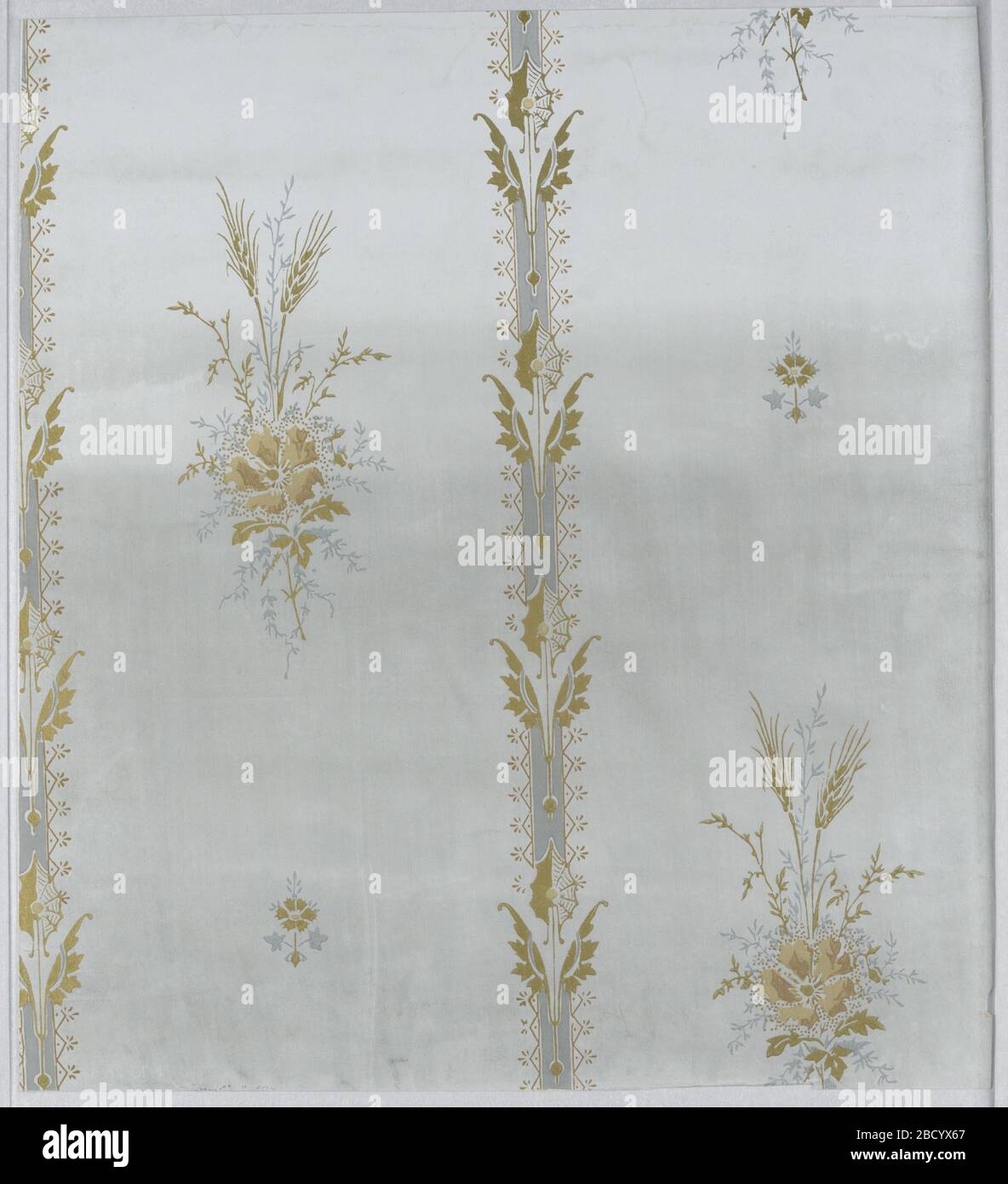 Parete laterale. Disegno ripetuto in colonne verticali disfissate; due motivi ripetuti verticalmente; uno un grande mazzo di fogliame con due orecchie di grano e un grande fiore; uno un piccolo motivo stilizzato; banda verticale tra ciascuna colonna costituita da un motivo simmetrico ripetuto a freccia composto da fianco ab Foto Stock