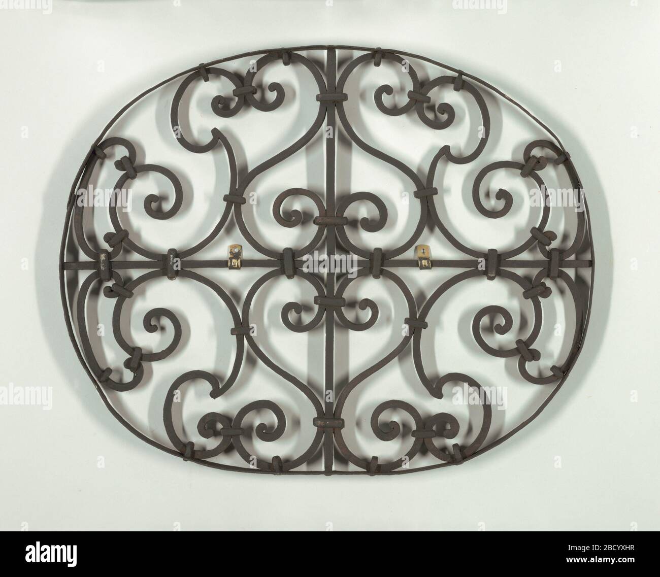 Griglia. Ricerca in ProgressOval, per una piccola finestra. Chiocciola disposta attorno a aste assiali centrali verticali ed orizzontali. Griglia Foto Stock