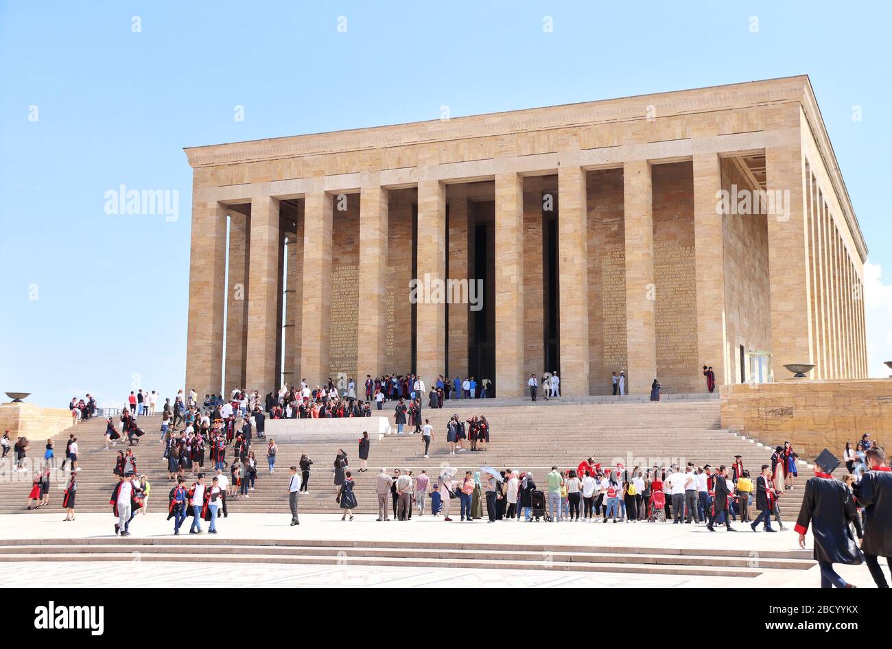 ANKARA, TURCHIA - 11 GIUGNO 2019: Turisti e laureati nel mausoleo del leader turco Mustafa Kemal Ataturk Foto Stock