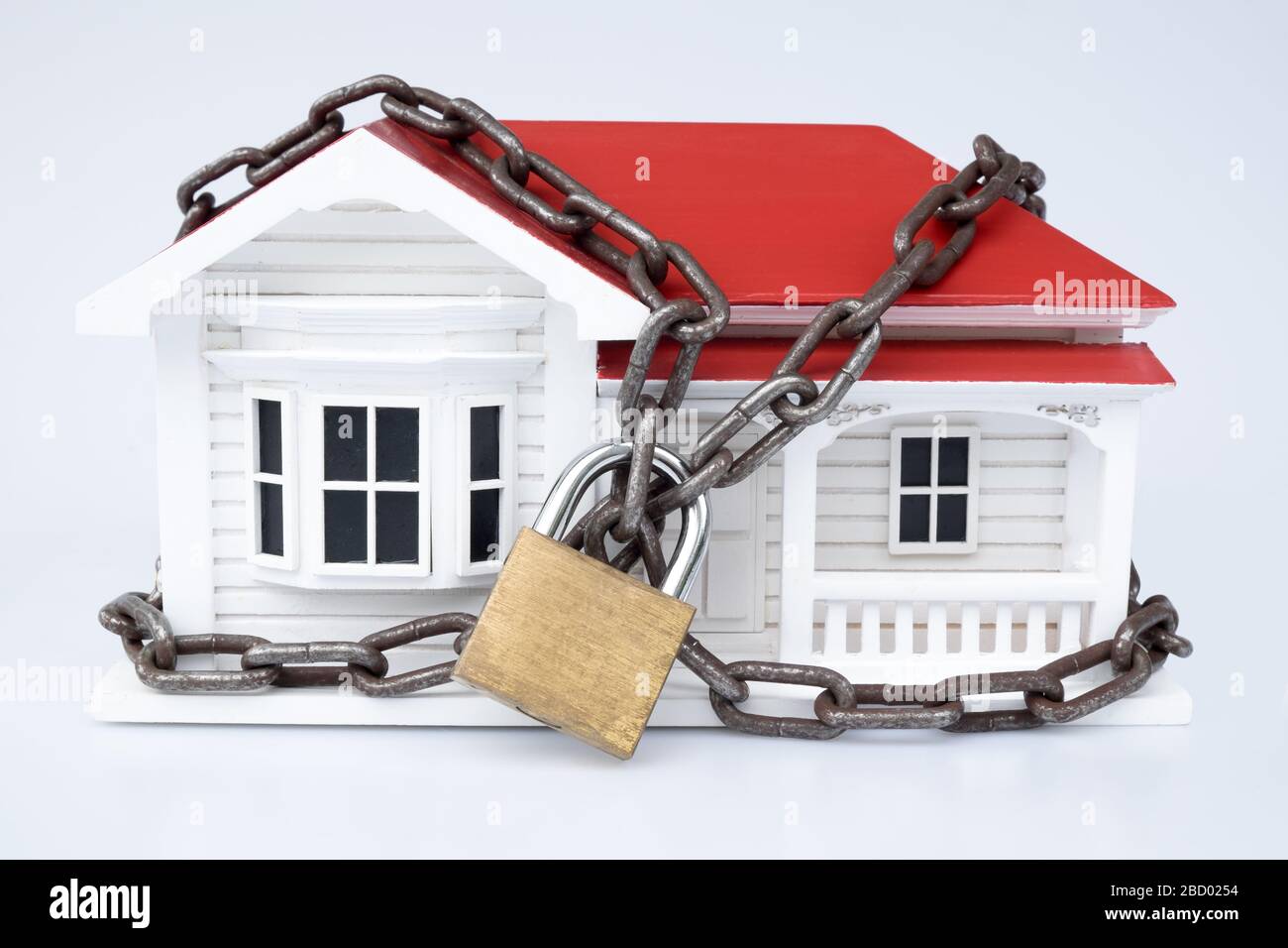 Lockdown: Legno nz villa stile casa con catena e lucchetto - casa concetto di sicurezza Foto Stock