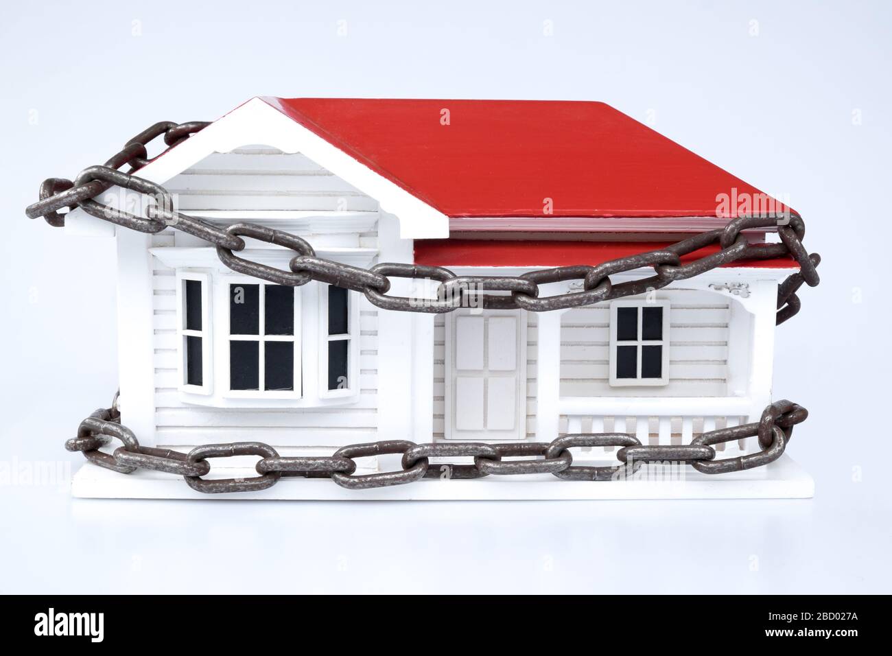 Home sicurezza o concetto di sicurezza: nz o australiano ville stile casa in legno modello con catene Foto Stock