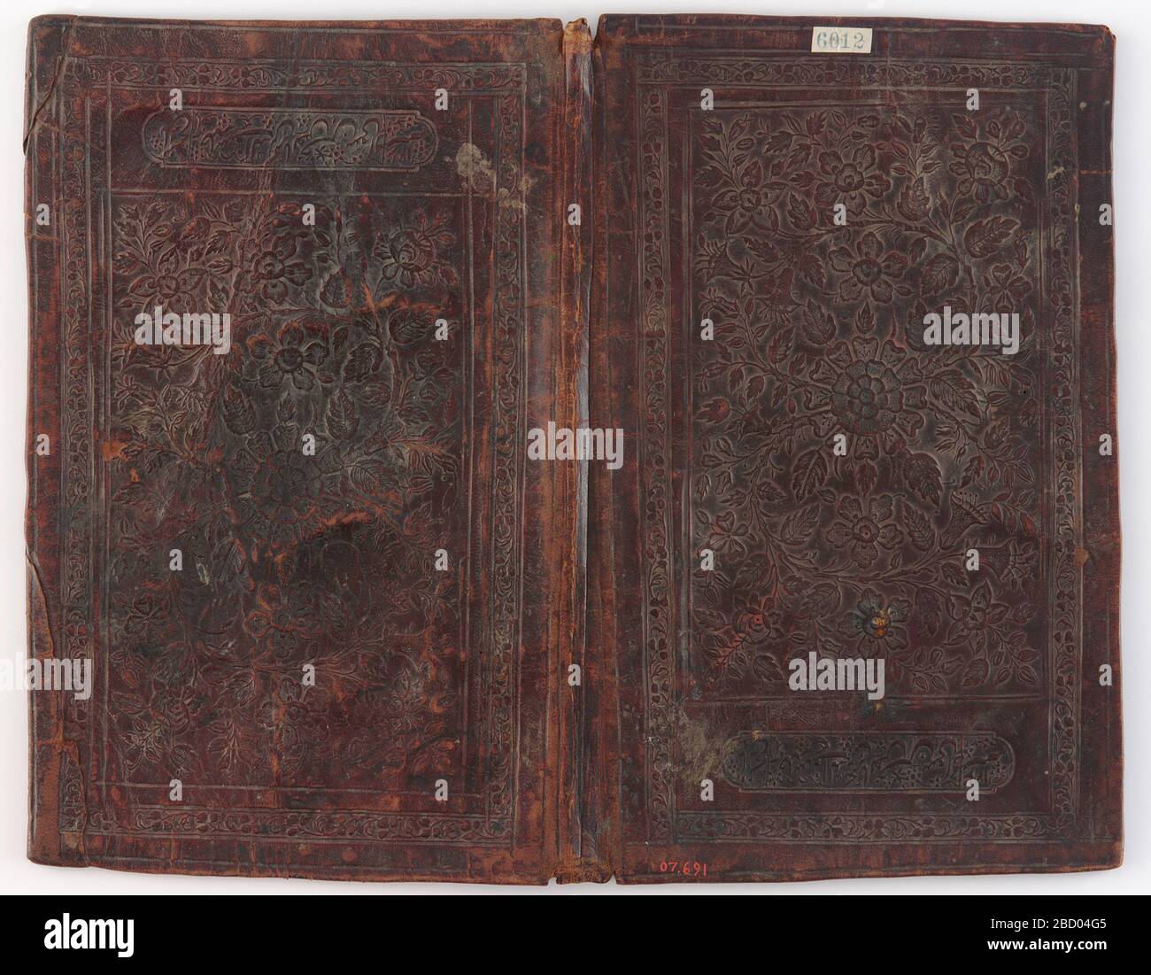 ; India; 1853-1854; pelle marrone, decorazione in rilievo; a x L: 23.5 x 15.2 cm (9 1/4 x 6 in); regalo di Charles Lang Freer Bookbinding Foto Stock