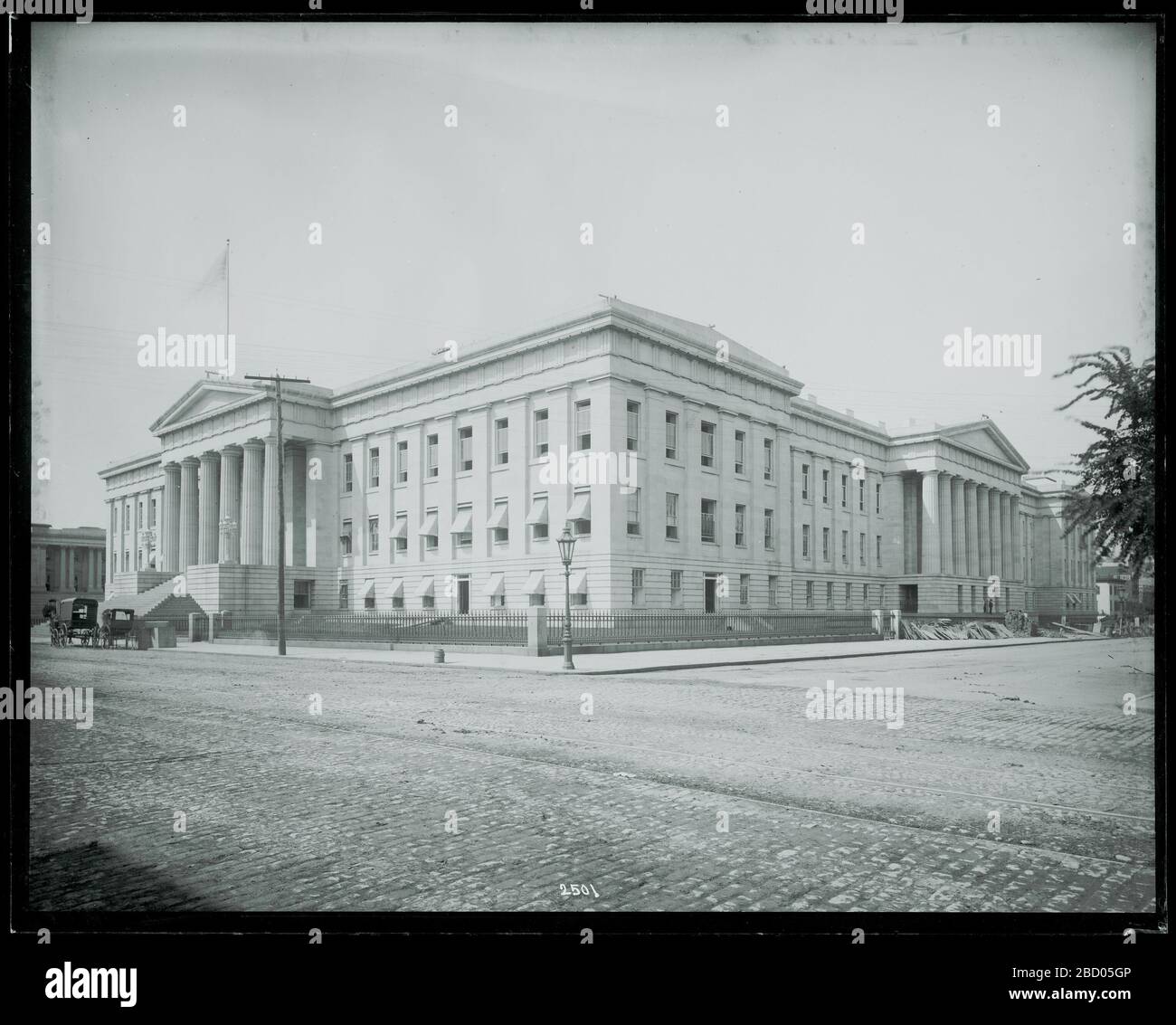 Vista esterna dell'edificio degli uffici brevetti statunitensi. Edificio dell'Ufficio brevetti degli Stati Uniti a Washington, D.C., ora conosciuto come il Centro di Donald W. Reynolds per l'Arte americana e la Portraiture, che contiene la Galleria Nazionale dei Ritratti e lo Smithsonian American Art Museum.Smithsonian Institution Archives, ACC. 11-006, riquadro 004, N. immagine MAH-2501 Foto Stock