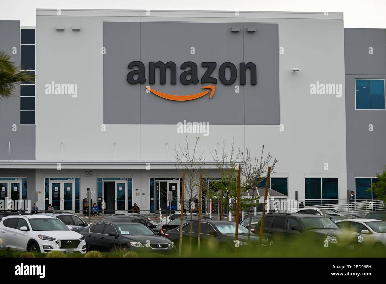 Vista dettagliata della segnaletica Amazon al di fuori di un Amazon Fulfillment Center (LGB3), sabato 4 aprile 2020, a Eastvale, California, Stati Uniti. (Foto di IOS/Espa-Images) Foto Stock