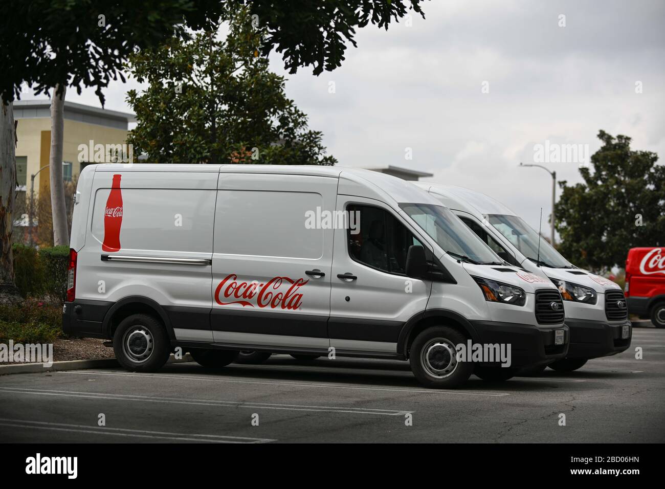 I furgoni con logo Coca-Cola si trovano all'esterno di un edificio di imbottigliamento Coca-Cola, sabato 4 aprile 2020, a Rancho Cucamonga, California, USA. (Foto di IOS/Espa-Images) Foto Stock