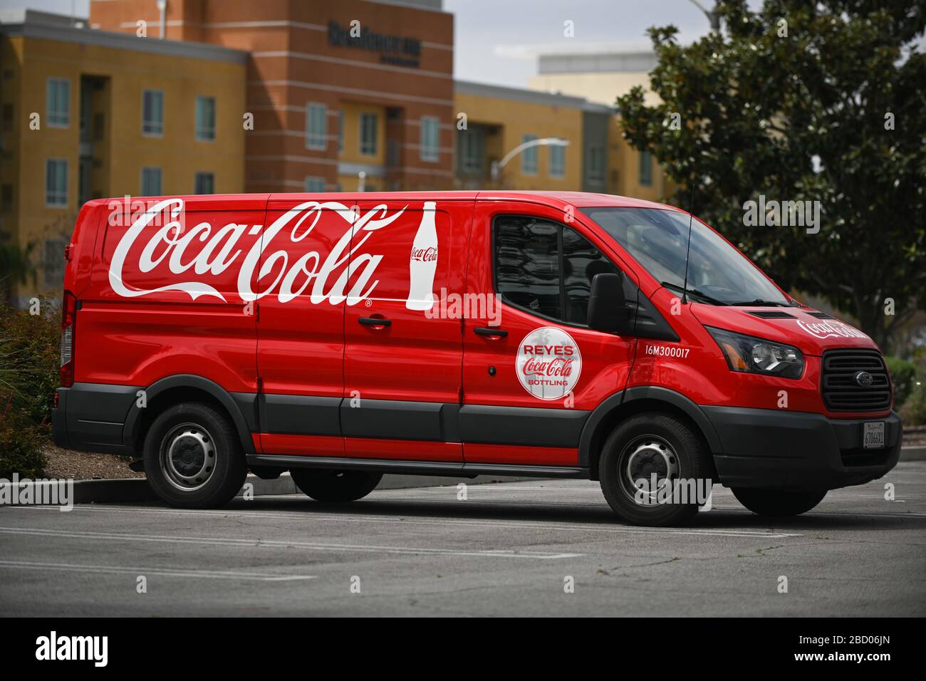 I furgoni con logo Coca-Cola si trovano all'esterno di un edificio di imbottigliamento Coca-Cola, sabato 4 aprile 2020, a Rancho Cucamonga, California, USA. (Foto di IOS/Espa-Images) Foto Stock