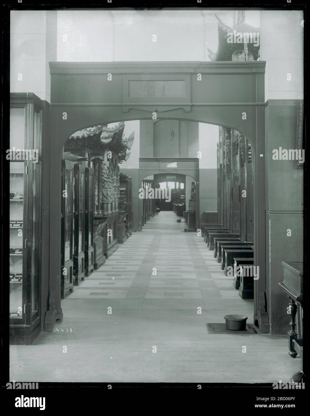 Vista interna del Museo Nazionale degli Stati Uniti. Nota anche come 4478.Vedi anche unità record 95, Box 42, Folder 13.Vista interna del Museo Nazionale degli Stati Uniti, ora noto come l'edificio delle Arti e delle Industrie, guardando attraverso l'arco vicino a mostre etnologiche.Smithsonian Institution Archives, ACC. 11-006, riquadro 014, N. immagine MAH-4478 Foto Stock