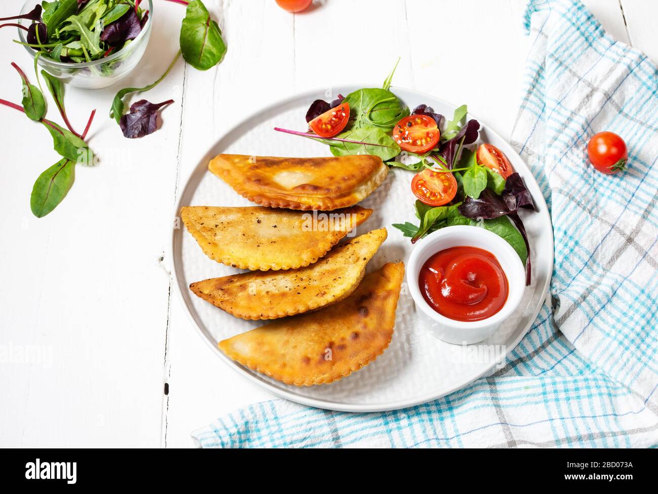 Usbeco cucina orientale Tatar, cheburek con carne e formaggio suluguni. Piatto tradizionale turco, Tatars Crimea. Fatto in casa Foto Stock