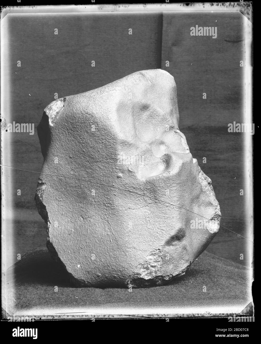 Esempio di meteorite. Vetro rotto stabilizzato negativo.Smithsonian Institution Archives, ACC. 11-007, Box 019, Image No. MNH-4305Smithsonian Institution Archives Capital Gallery, Suite 3000, MRC 507; 600 Maryland Avenue, SW; Washington, DC 20024-2520 MNH-4305 Foto Stock