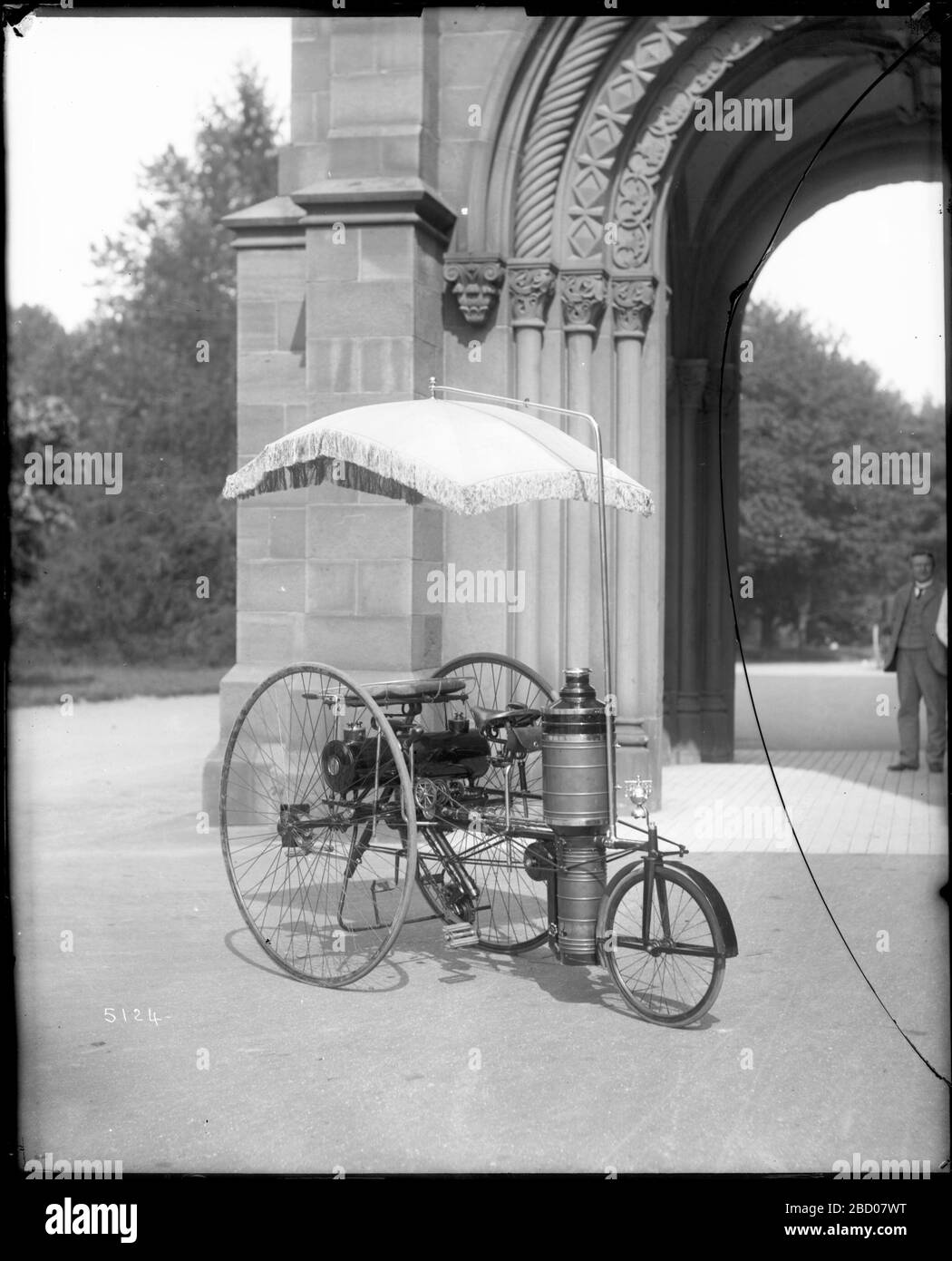 Il triciclo Copeland Steampropelled di fronte al castello. Vetro rotto stabilizzato negativo.Copeland triciclo a vapore di fronte al Porch carrozza all'ingresso nord Smithsonian Institution Building, o Castle.Smithsonian Institution Archives, ACC. 11-006, riquadro 016, N. immagine MAH-5124 Foto Stock