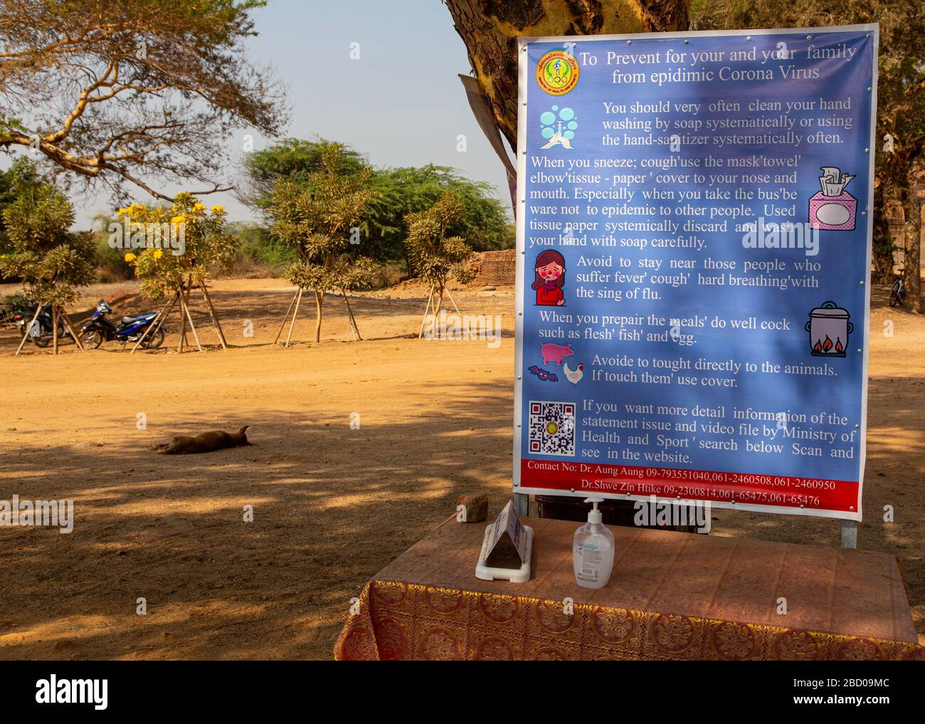 Corona Crisis: affissioni con avvertimenti e consigli vicino a un complesso di templi a Bagan, Myanmar Foto Stock