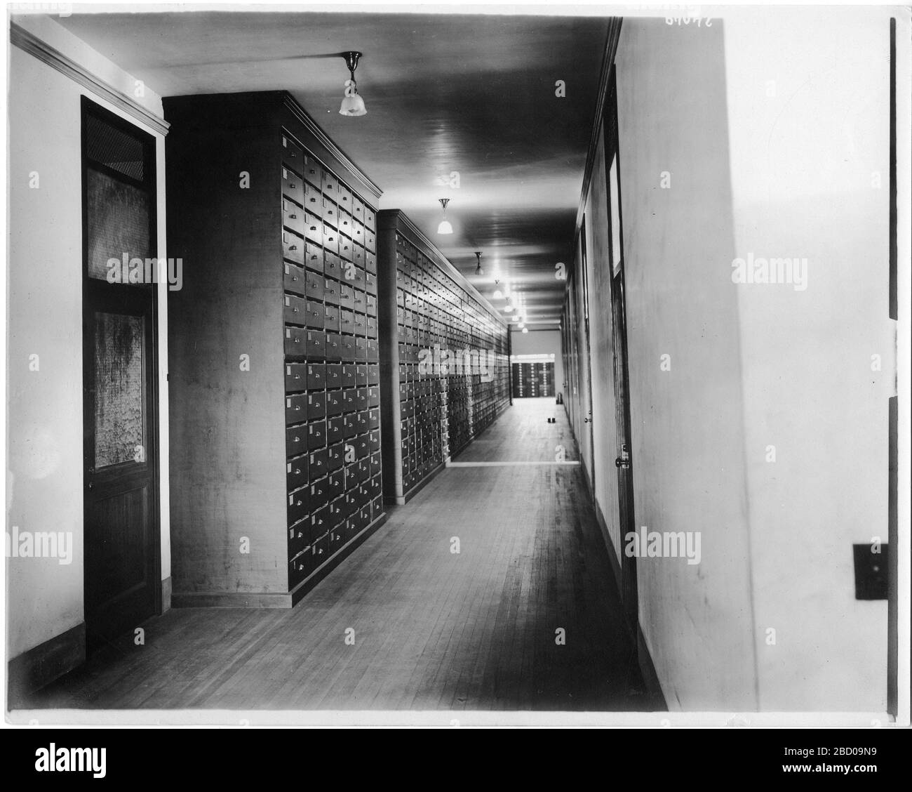 United States National Museum Physical Antropology Corridor. Nota anche come 24049Smithsonian Institution Archives, Record Unit 79, National Museum Building Construction Records, Image No. SIA2009-1975Smithsonian Institution Archives Capital Gallery, Suite 3000, MRC 507; 600 Maryland Avenue, SW; Washington, DC 20024-2520 SIA2009-1975 Foto Stock