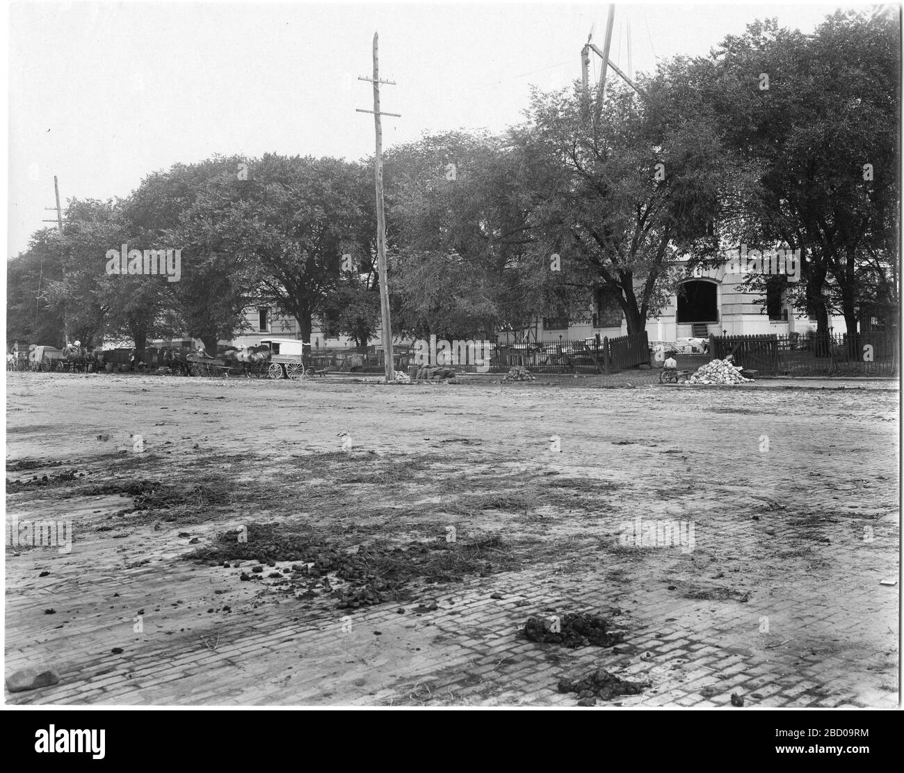 Museo Nazionale degli Stati Uniti Vista del mercato Centrale. Conosciuto anche come 20250Central Market, vista di strada, cavalli e carri, di fronte al Museum.Smithsonian Institution Archives, Record Unit 79, National Museum Building Construction Records, immagine n. SIA2009-1982 Foto Stock