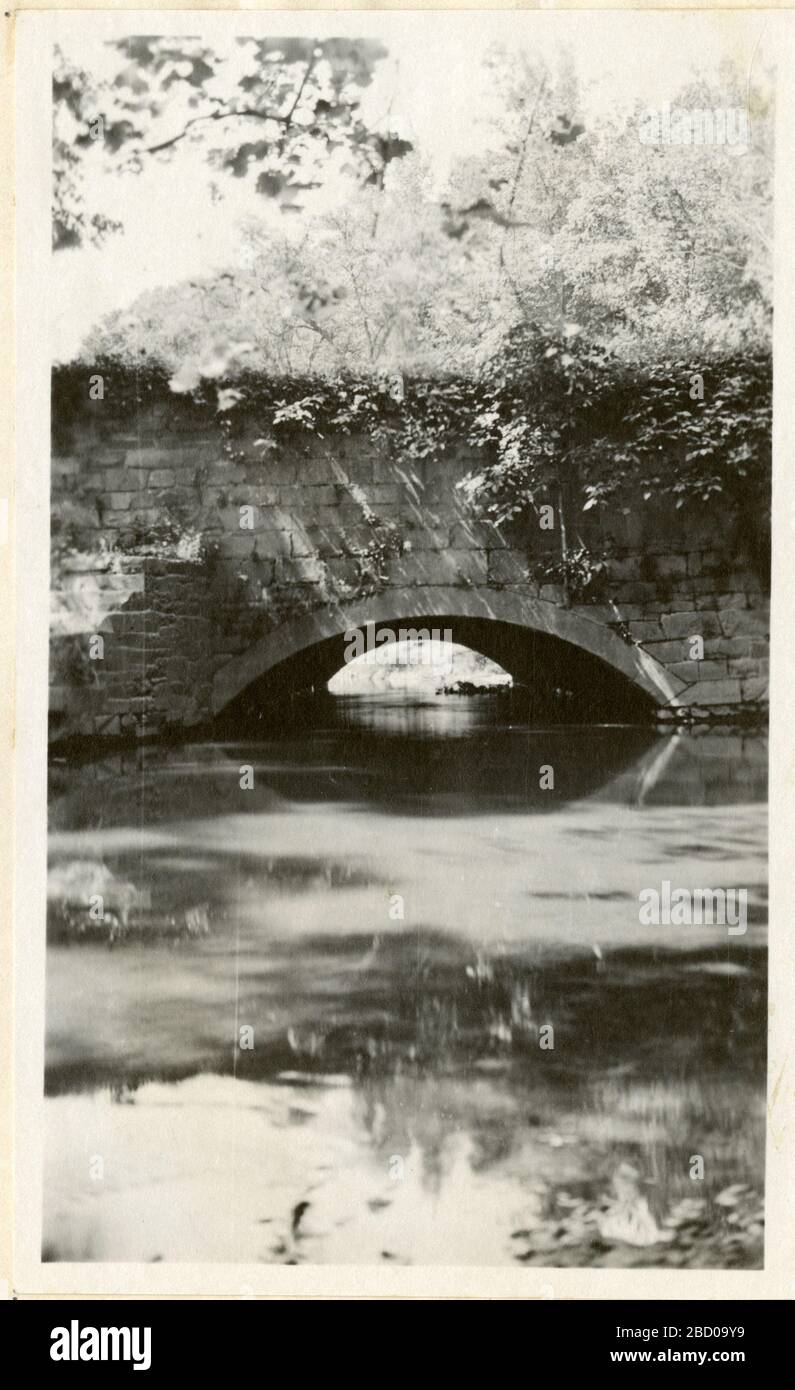 Ponte nel Rock Creek Park entrando nel National Zoo Washington DC. OSmithsonian Institution Archives, Record Unit 7355, Martin A. Gruber Photograph Collection, Image No. SIA2010-2071Smithsonian Institution Archives, Capital Gallery, Suite 3000, MRC 507; 600 Maryland Avenue, SW; Washington, DC 20024-2520 Bridge nel Rock Creek Park entrando nello Zoo Nazionale di Washington DC Foto Stock