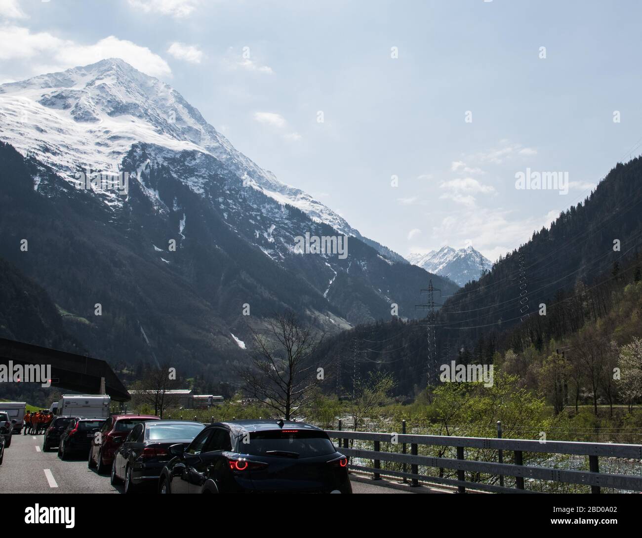 Molte auto rimangono in ingorgo stradale con montagne e foreste in Svizzera. Foto Stock