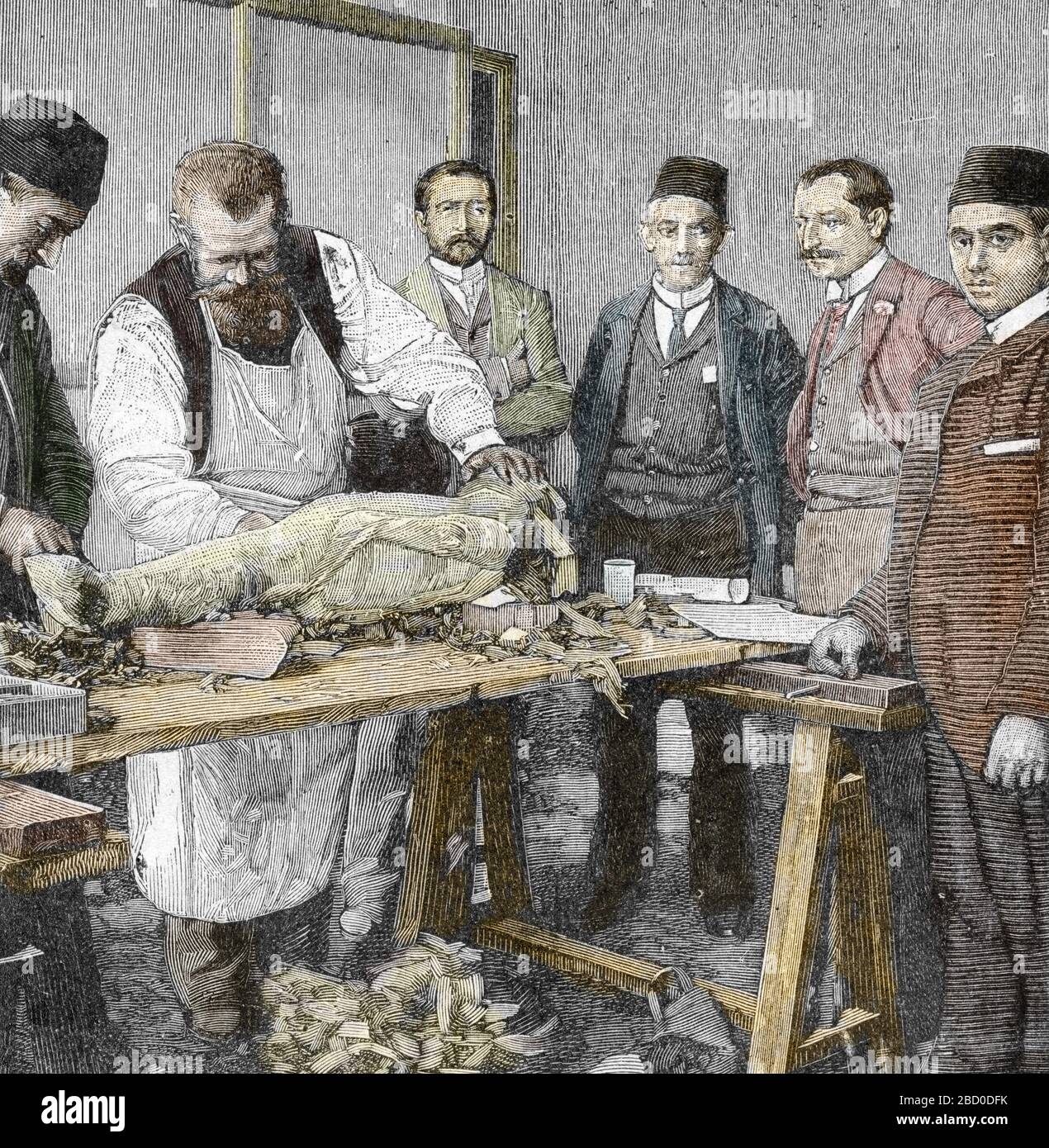 'Depouillement d'une momie des grands pretres d'Amon par des scientifiques egyptologgues' (Skinning della mummia di un Tebano alti sacerdoti di Amun by sc Foto Stock