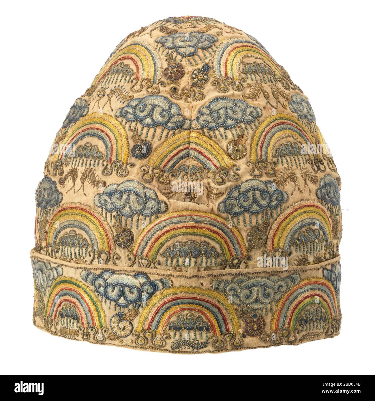 Cappello Mans. Ricerca in Progressa cappello uomo con polsino risvoltato, di lino bianco ricamato in un disegno di arcobaleni che si inarcano su nuvole con pioggia che cade, con lumache e pilastrini inframmezzati. In seta blu, verde, giallo, rosso e rosa e filati metallici d'argento. Cappello Mans Foto Stock