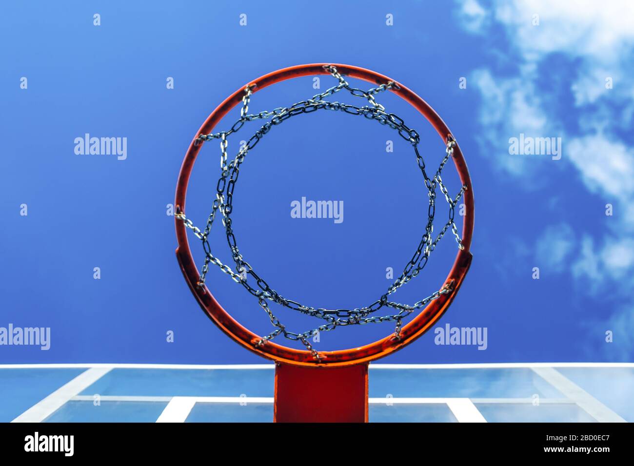 cerchio di basket. vista dal basso di una rete di basket da una catena metallica. contro il cielo blu. spazio per copia Foto Stock