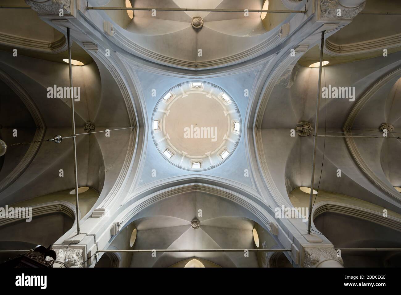 Soffitto simmetrico di una cattedrale ortodossa orientale in stile bizantino Foto Stock