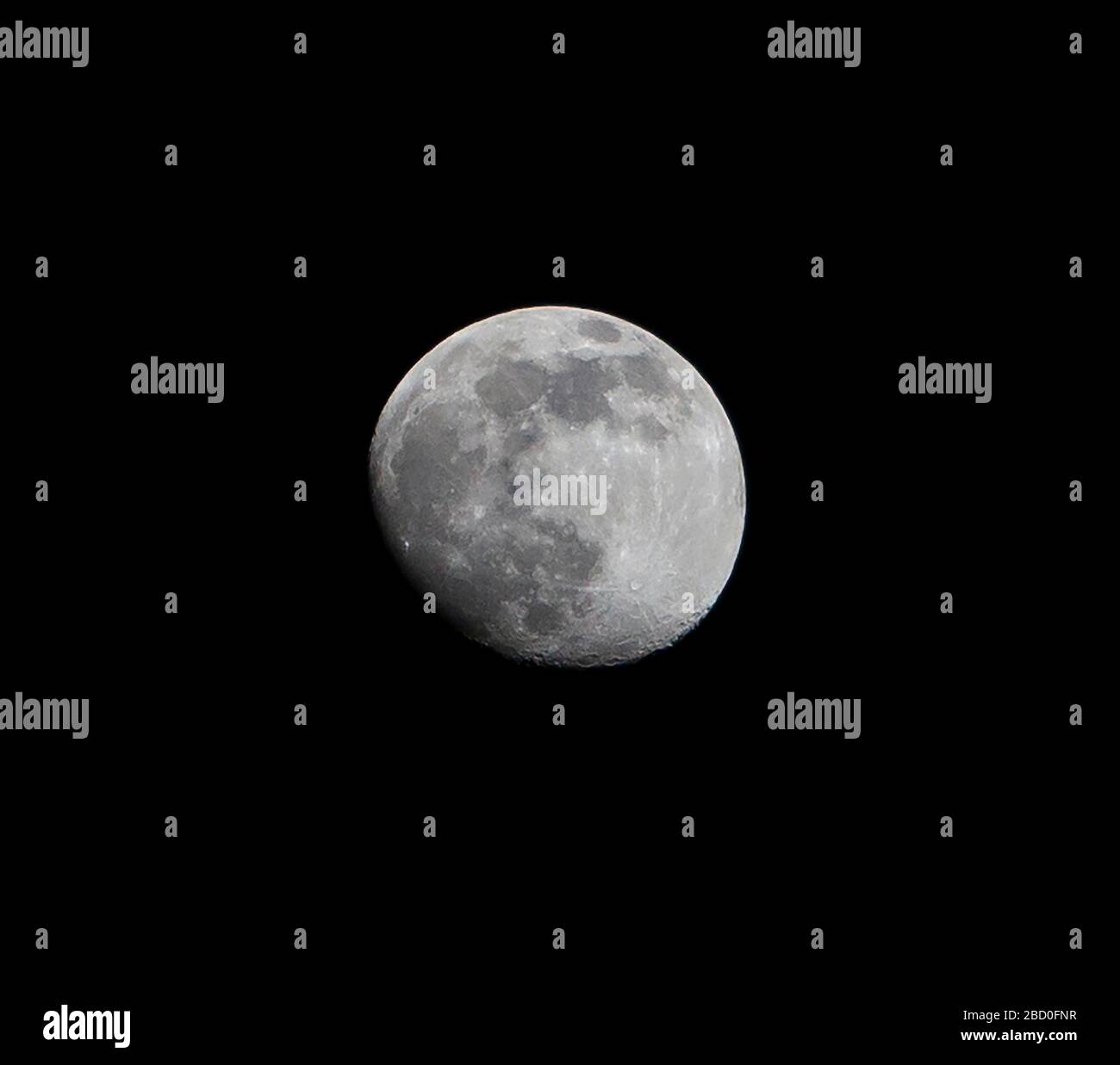 Cera gibbous luna d'argento su sfondo nero Foto Stock