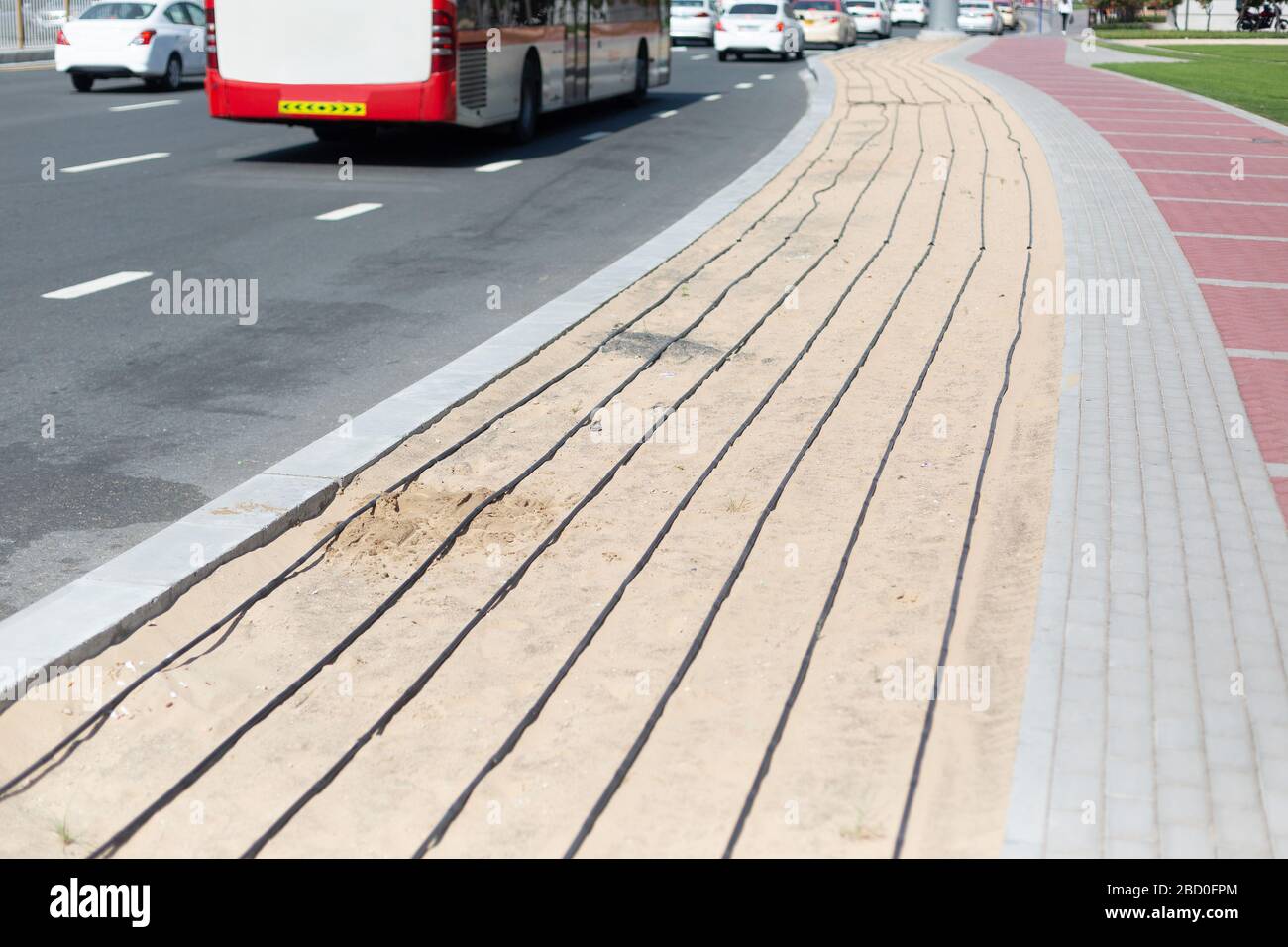 Costruzione di tubi per l'irrigazione di prato lungo l'autostrada Foto Stock