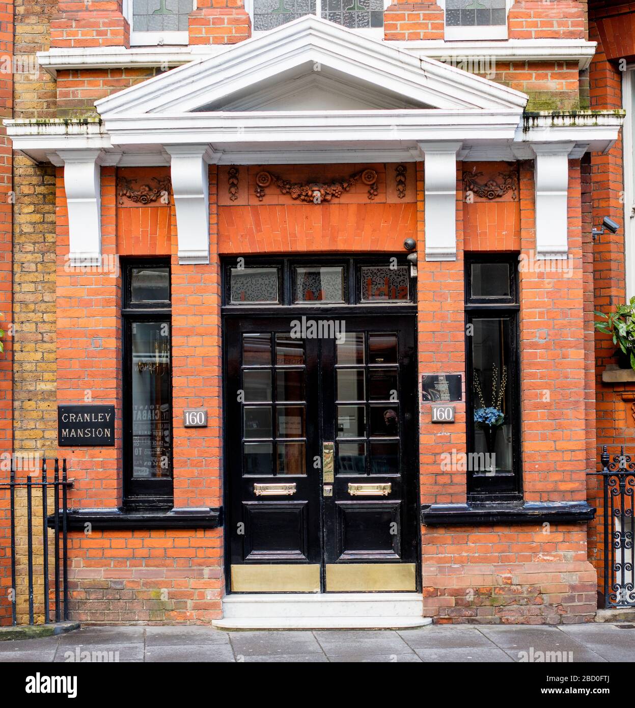 Cranley Mansion su Gloucester Road, Kensington e Chelsea, Londra, Regno Unito; un sostanziale blocco di residenza. John Schlesinger, il regista del film ha vissuto qui. Foto Stock