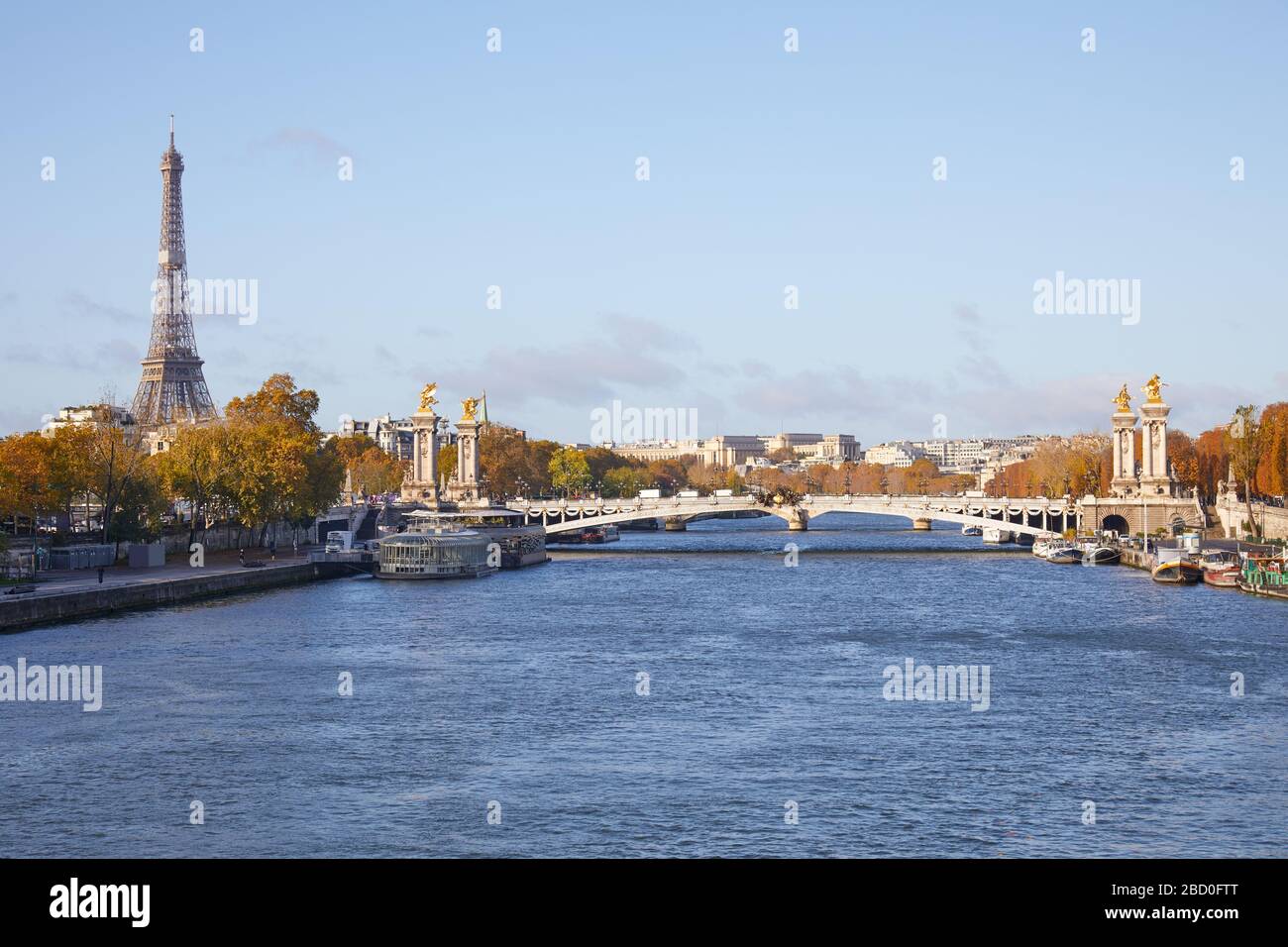 Ponte Alexander III, Torre Eiffel e vista sul fiume Senna in una giornata di sole autunnale a Parigi, Francia Foto Stock