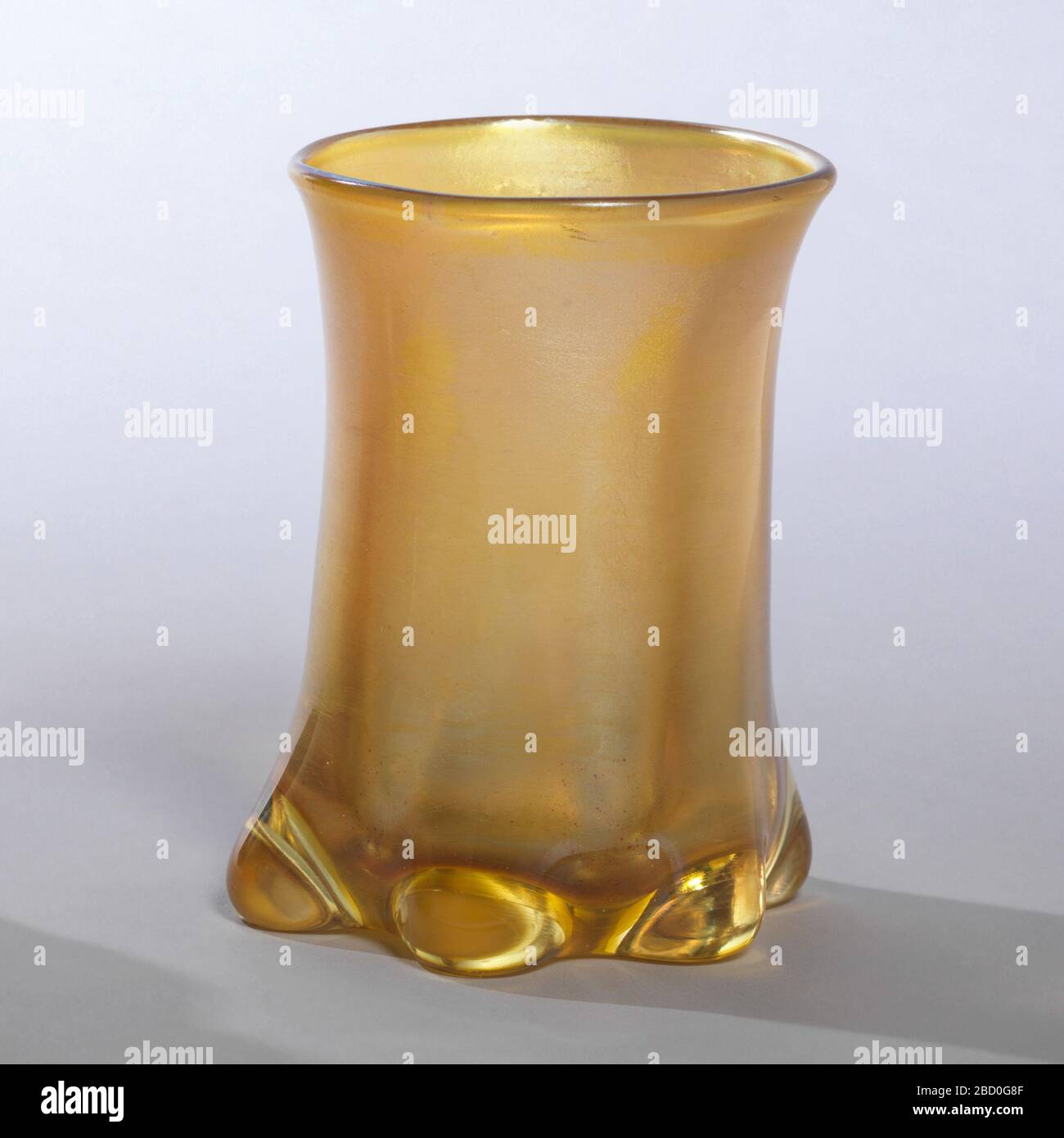 Vaso. Ricerca in vaso cilindrico ProgressGold con piede a sei zampa. Vaso Foto Stock