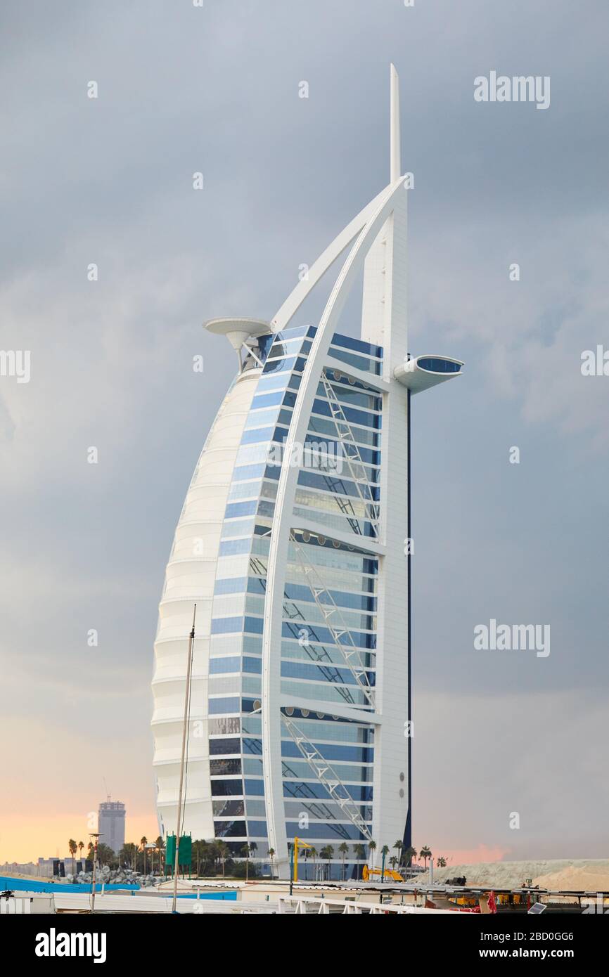 DUBAI, EMIRATI ARABI UNITI - 21 NOVEMBRE 2019: Burj al Arab hotel di lusso in un tramonto nuvoloso a Dubai Foto Stock