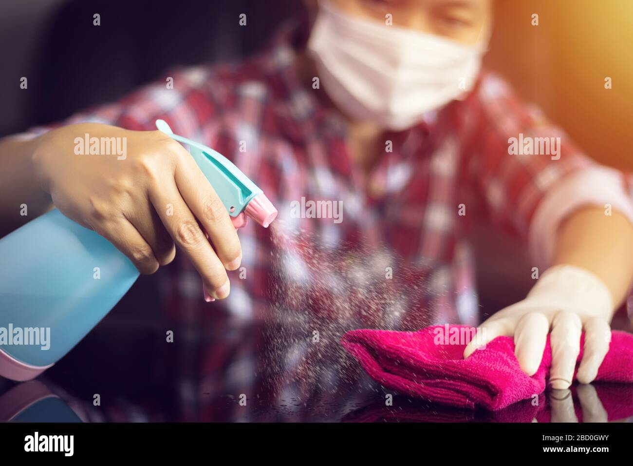 il panno per la pulizia in microfibra rosa e il flacone spray con la soluzione sterilizzante consentono di pulire e disinfettare il prodotto per una buona igiene e prevenire la diffusione Foto Stock