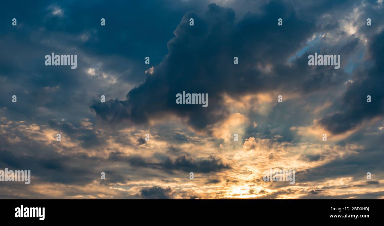 Cielo scuro con nuvole pesanti e piovose. Sfondo del cielo. Foto Stock