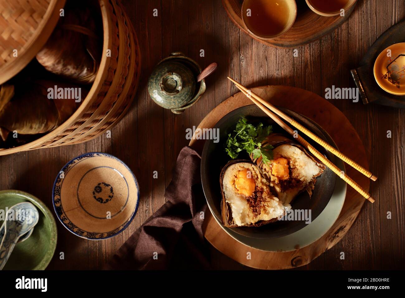 Zongzi. Gnocchi di riso glutinoso al vapore cinese in foglie di bambù Foto Stock
