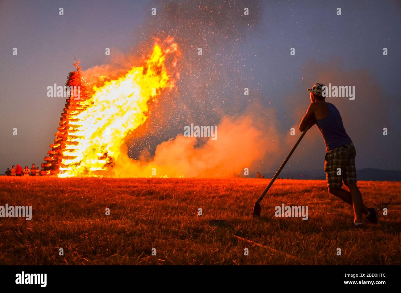 Grande fuoco nella notte d'estate - foto con spazio copia Foto Stock