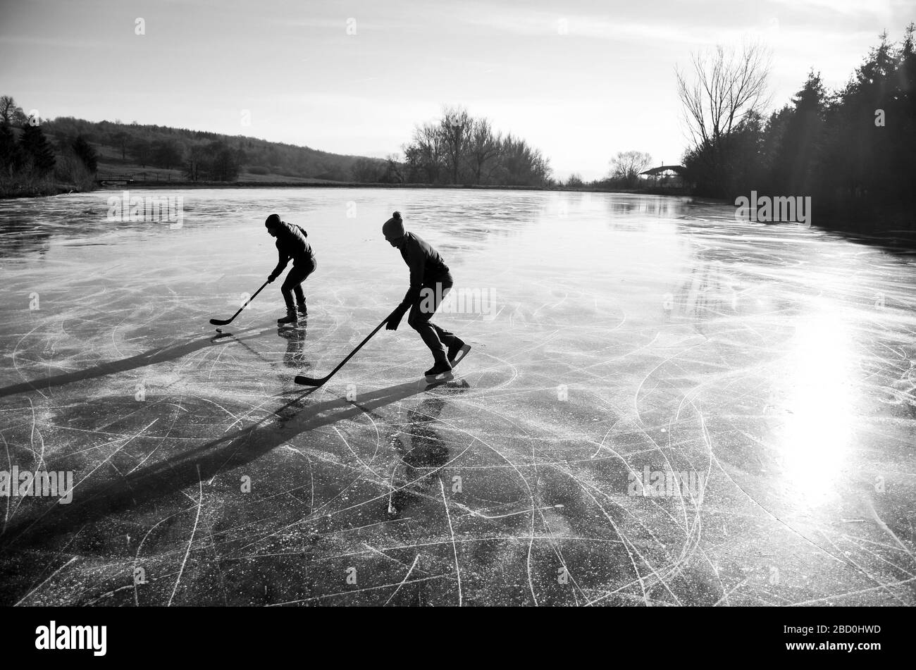 Due giocatori di hockey durante la partita di hockey su ghiaccio naturale Foto Stock