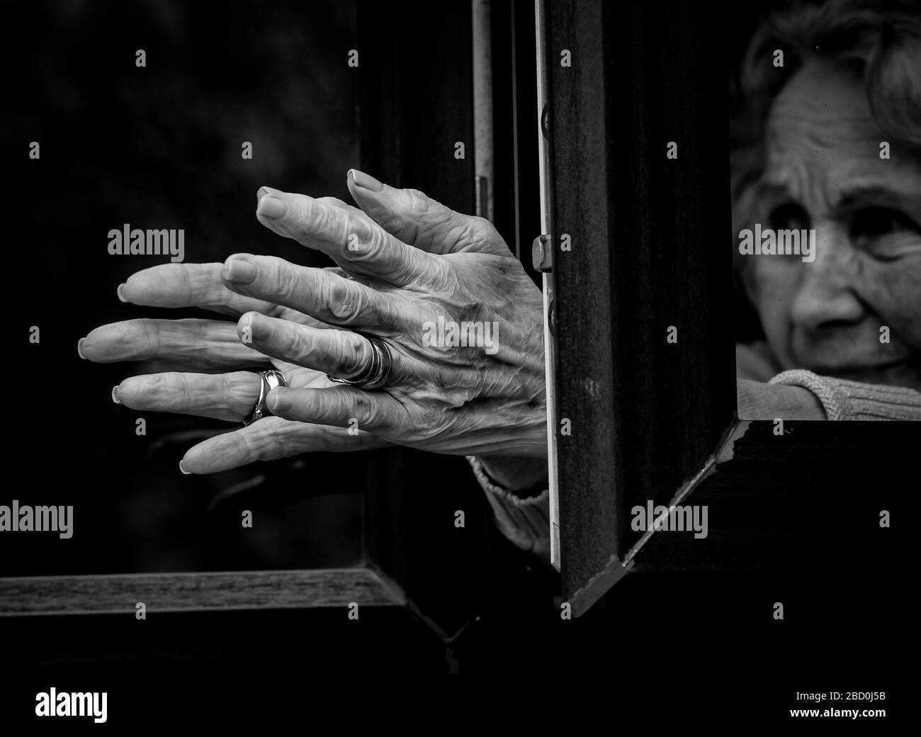 Applausi una donna di 82 anni a Larbert si apre la finestra per partecipare alle fotografie "Clap for our carers" di Alan Peeble Foto Stock