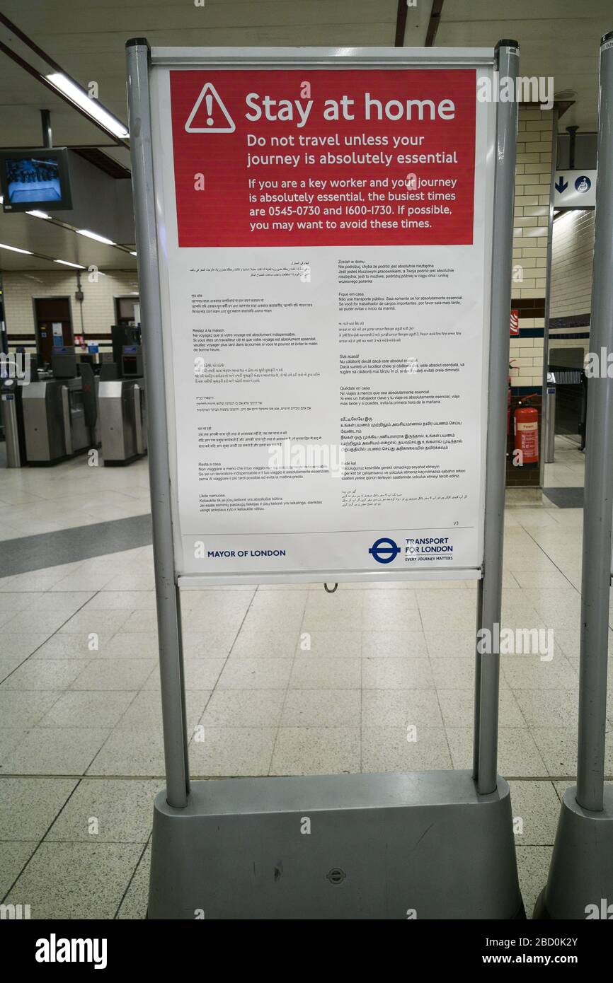 Notifica alla stazione della metropolitana di Londra di rimanere a casa a causa delle restrizioni DI distanza sociale del governo nazionale COVD-19 su un canale non essenziale Foto Stock