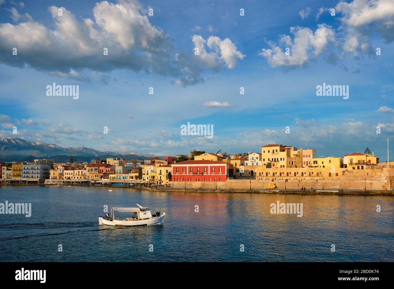 Barca nel pittoresco porto vecchio di Chania, l'isola di Creta. Grecia Foto Stock